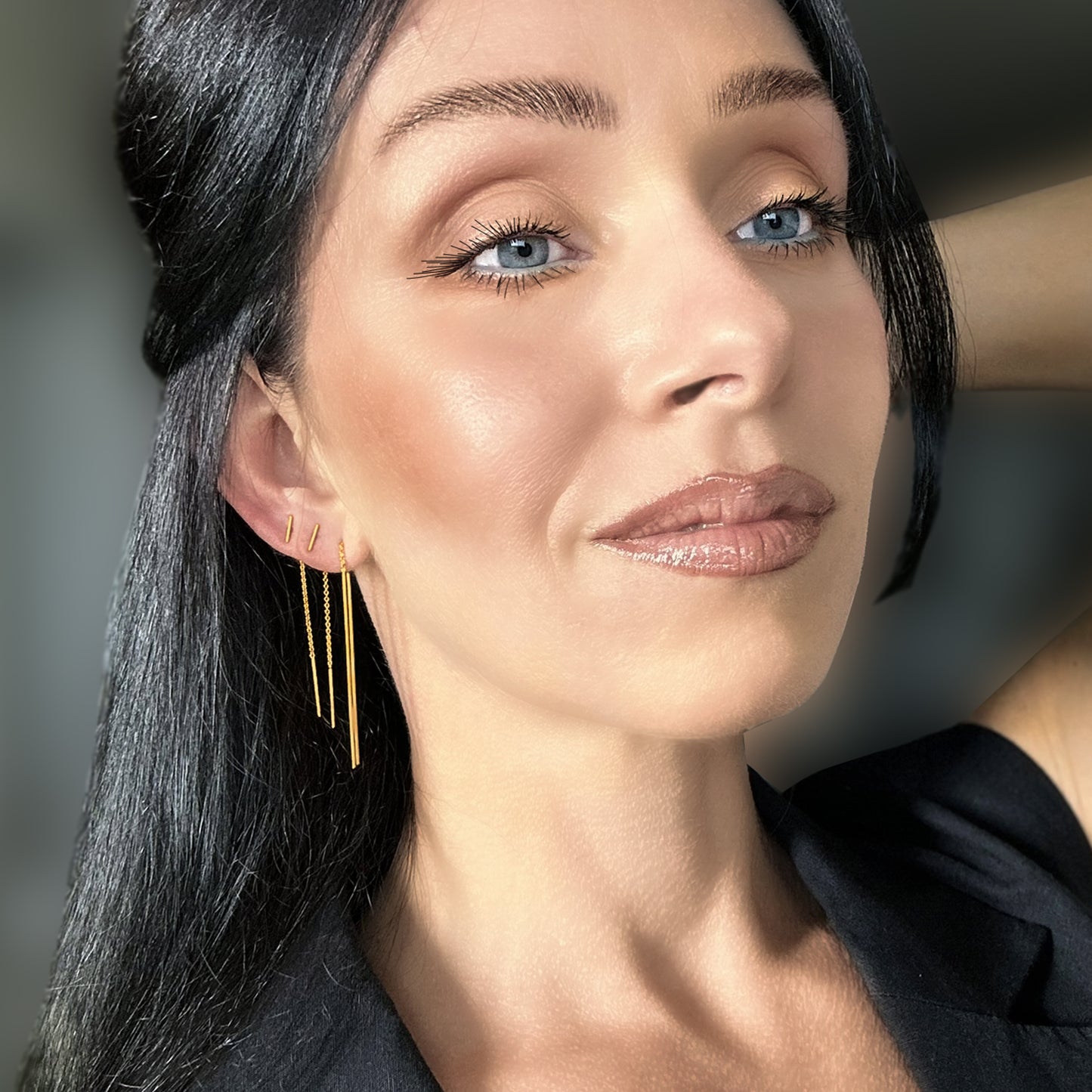 Elegantes pendientes de barra de oro con enhebrador