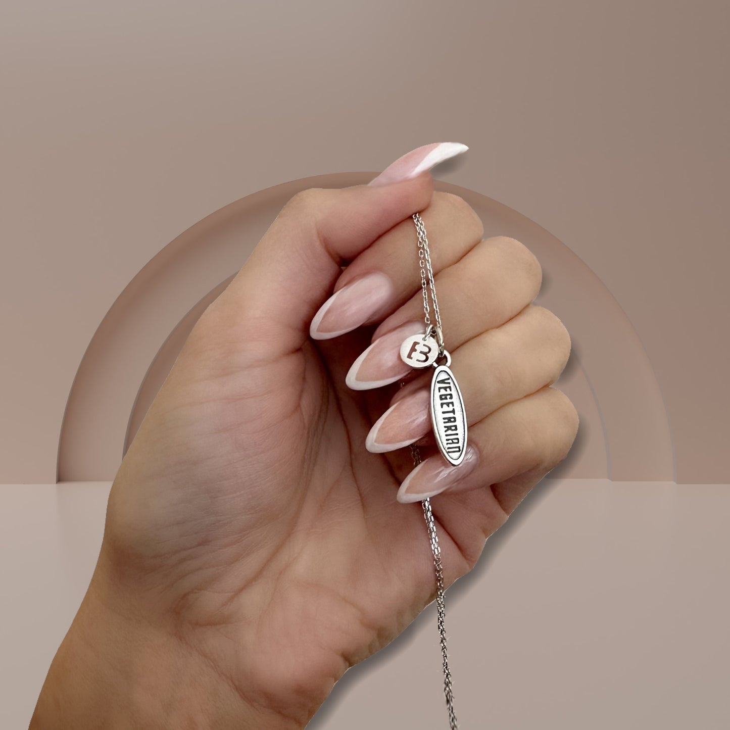 Collar vegetariano con etiqueta grabada y colgante con inicial personalizada