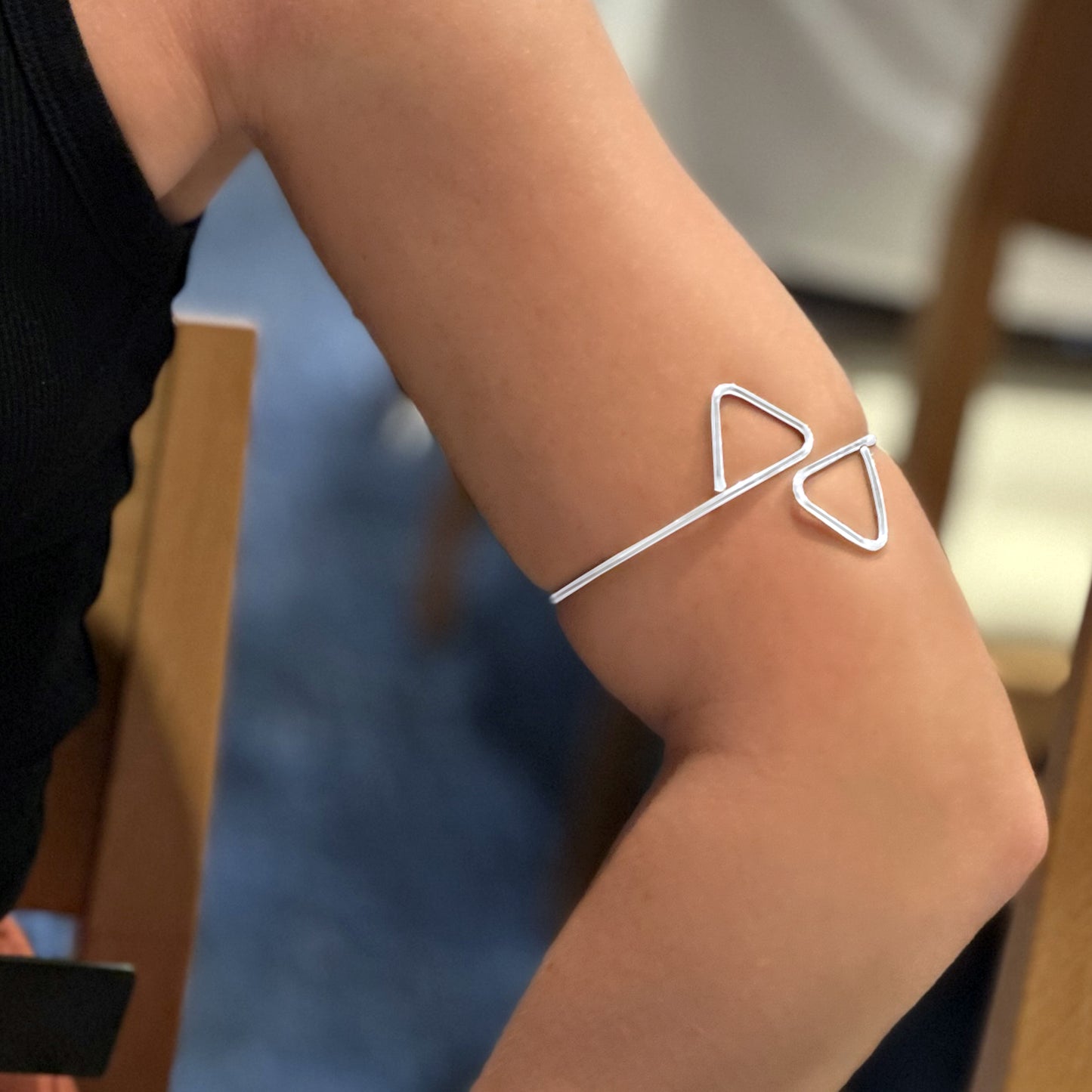 Adjustable Geometric Armlet with Two Symmetrical Triangles