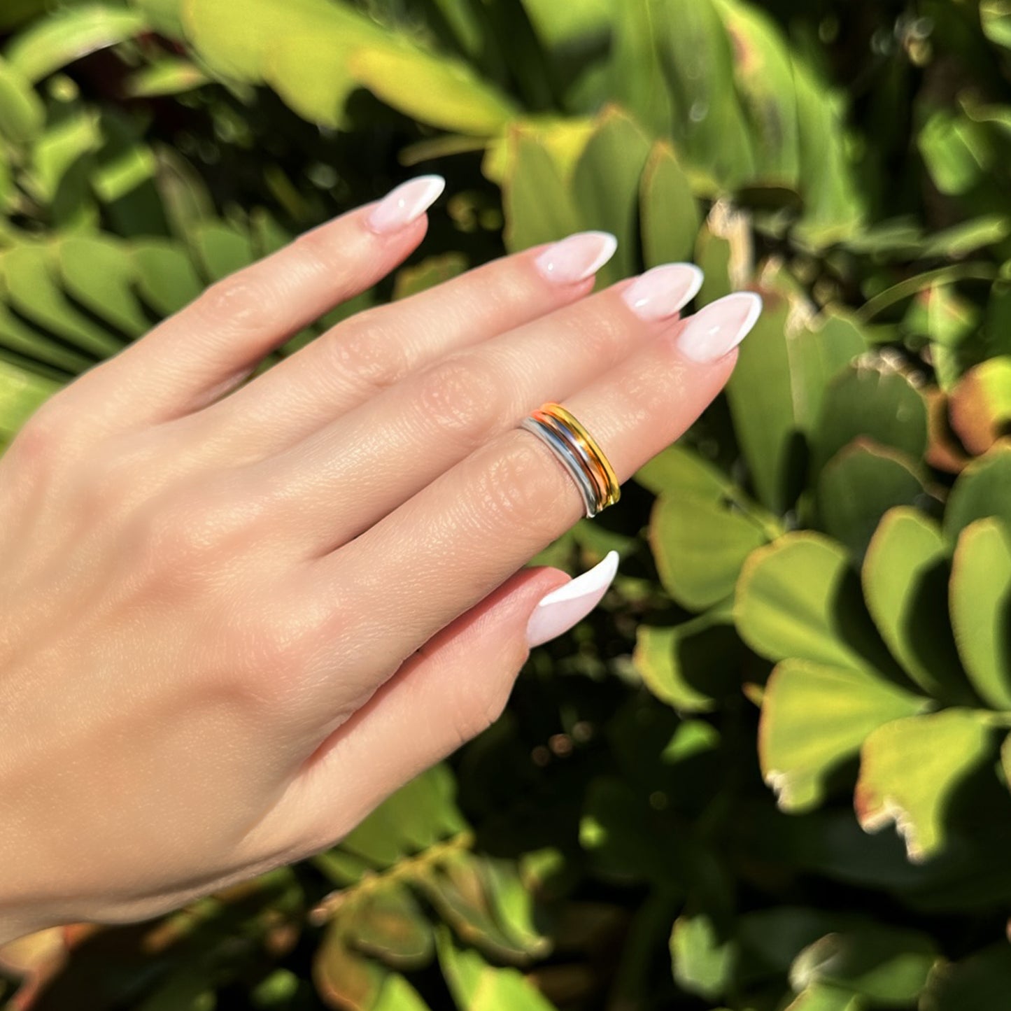 Anillo apilable de tres colores en combinación de oro, oro rosa y plata.