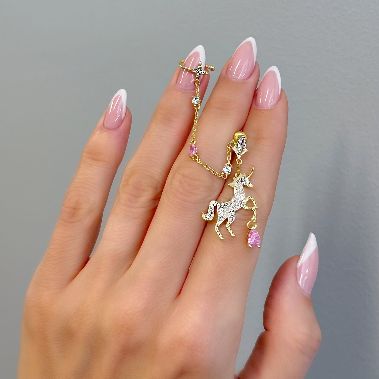 Pendiente de cadena de unicornio en forma de puño en oro con circonitas