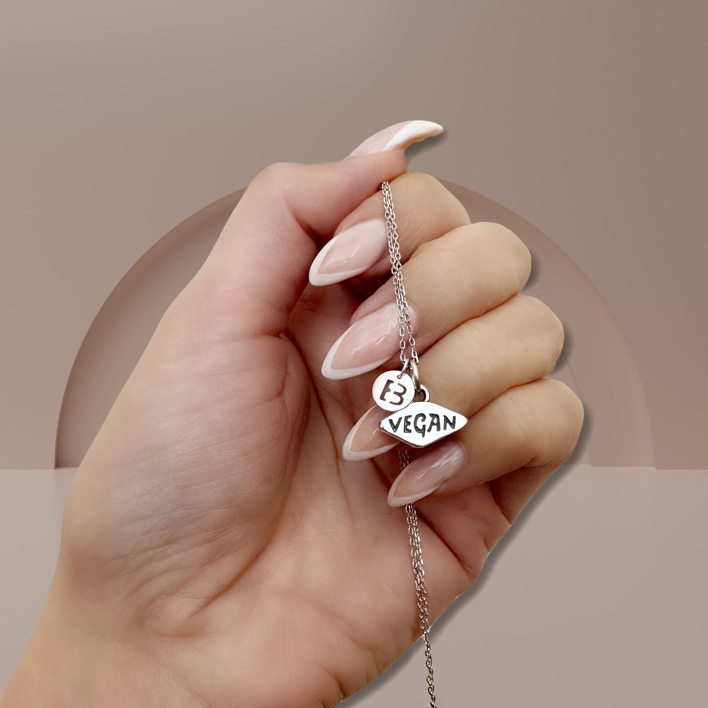 Collar vegano con placa grabada y dije de inicial personalizado en plata de ley.