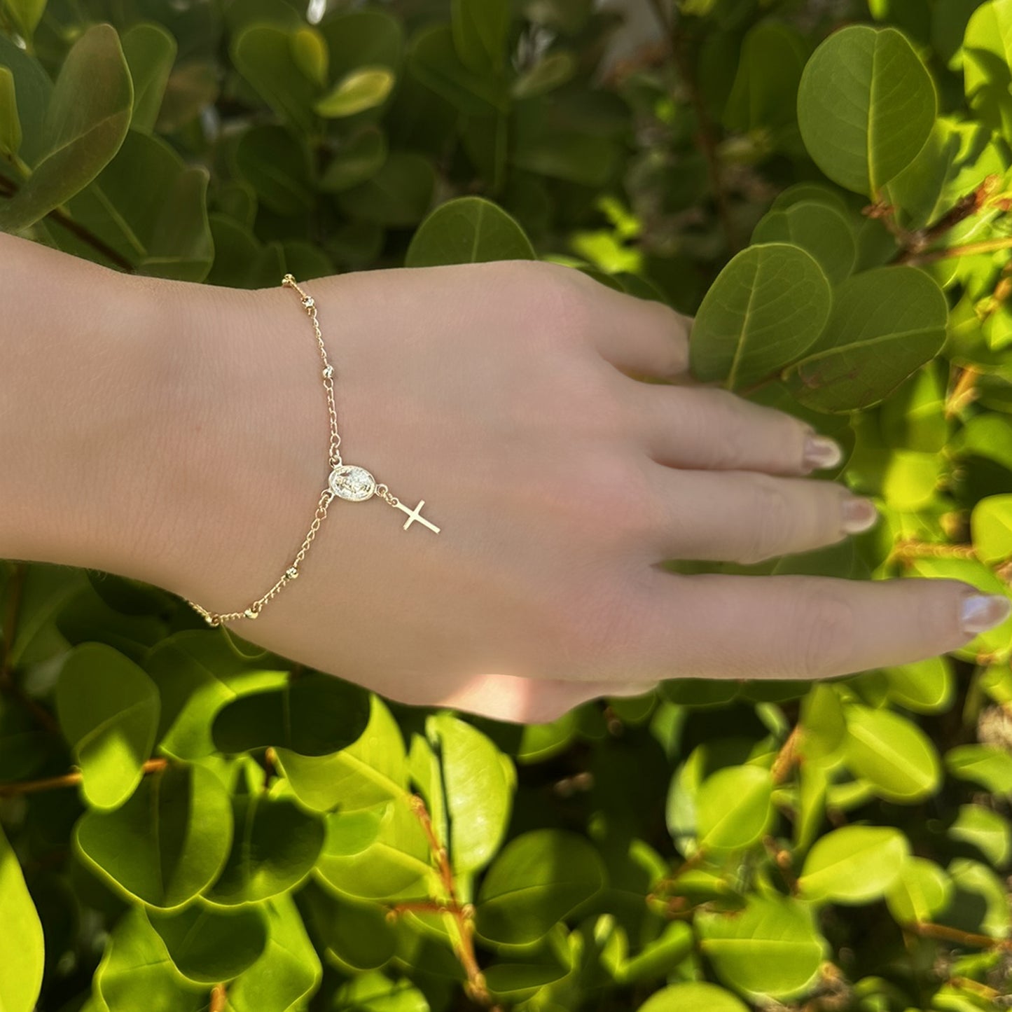 Pulsera delicada de rosario bañada en oro de 18 quilates