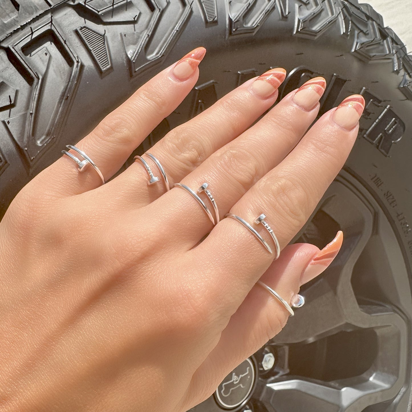 Anillo de clavo envolvente en plata de ley