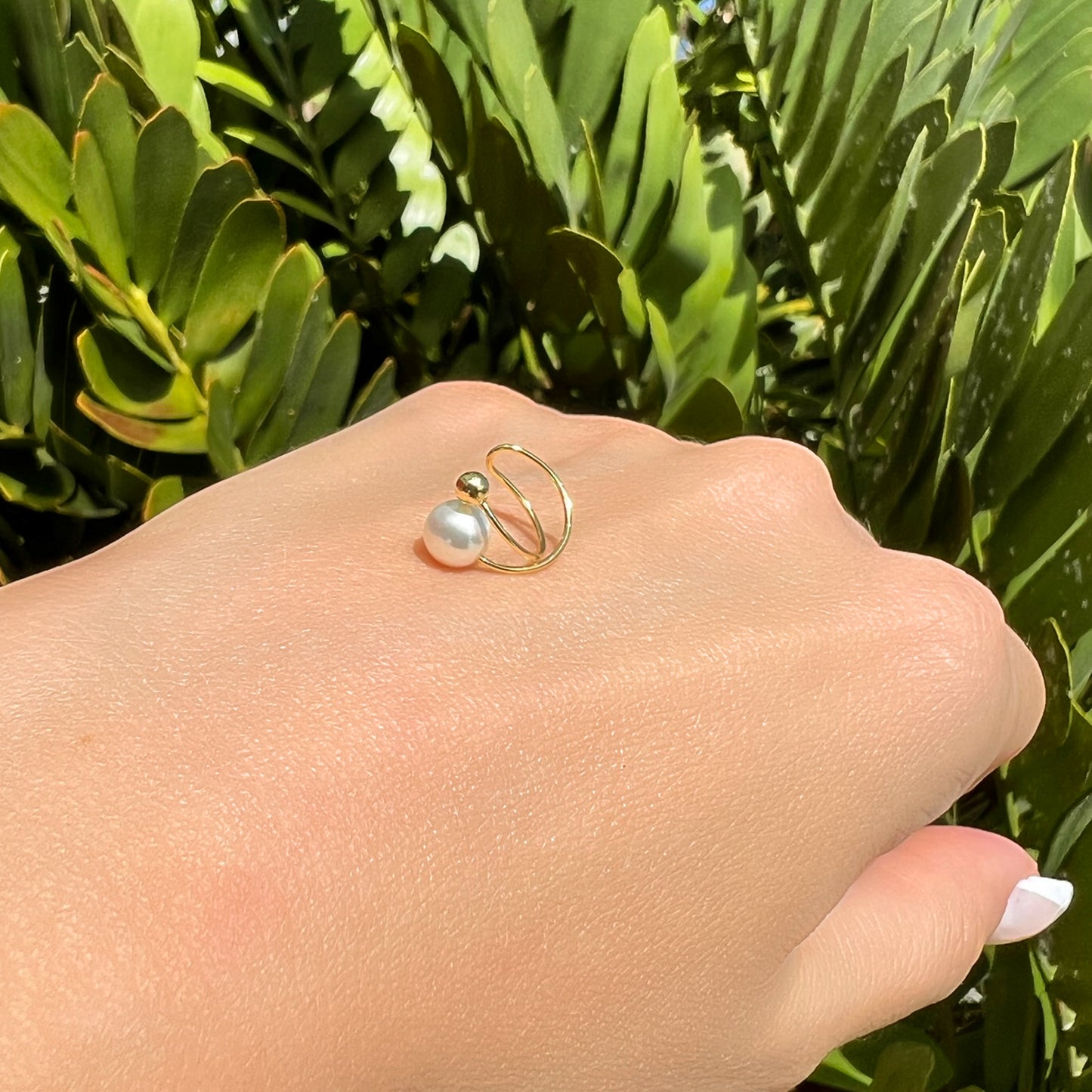 Delicados pendientes de perla dorada