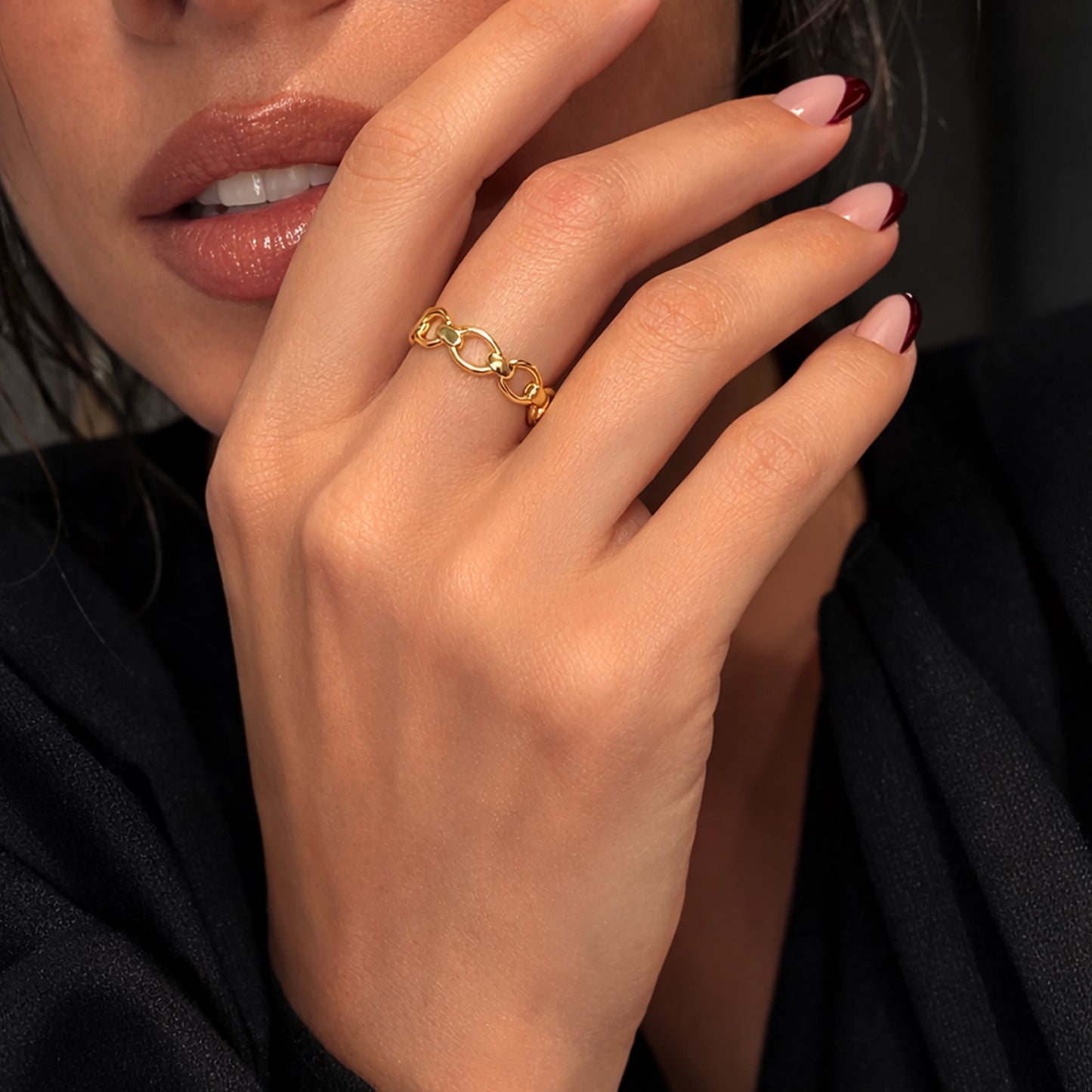 Anillo de eslabones de cadena ajustable en tono dorado