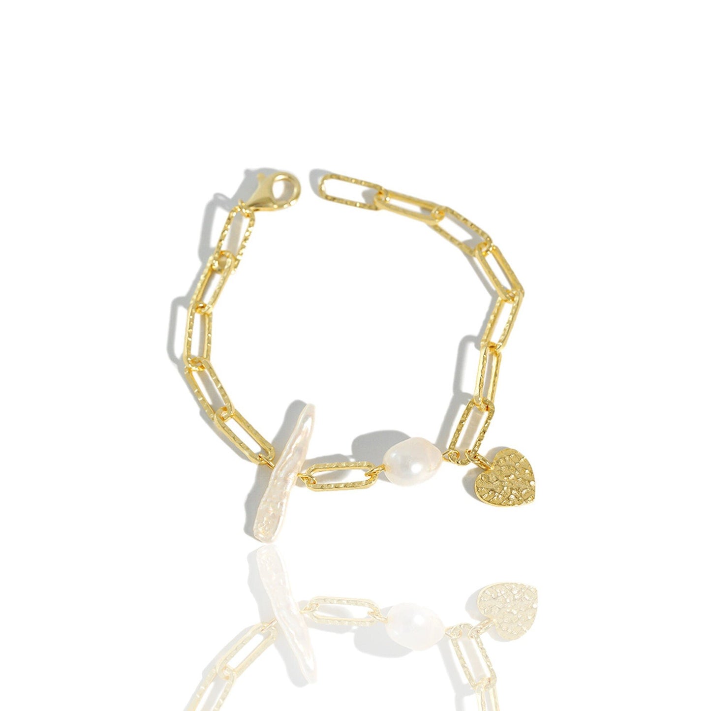 Pulsera de cadena gruesa con clip de papel martillado y dijes de perlas barrocas