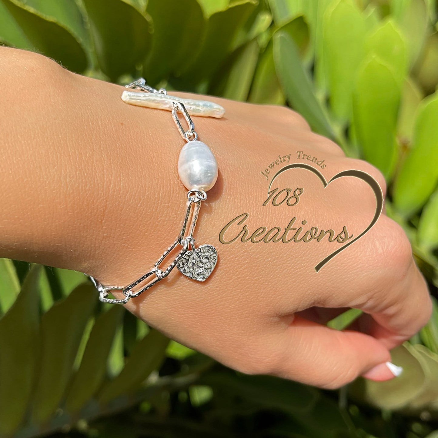 Pulsera de cadena gruesa con clip de papel martillado y dijes de perlas barrocas