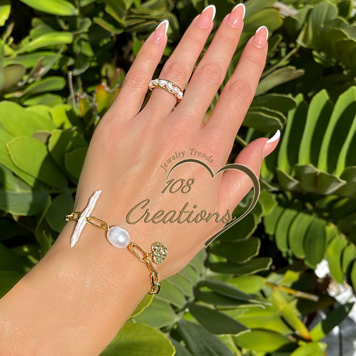 Pulsera de cadena gruesa con clip de papel martillado y dijes de perlas barrocas