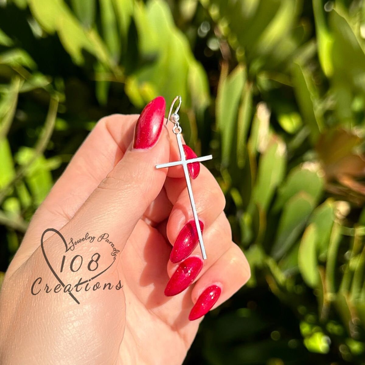 Pendientes de cruz largos atemporales en plata de ley de primera calidad