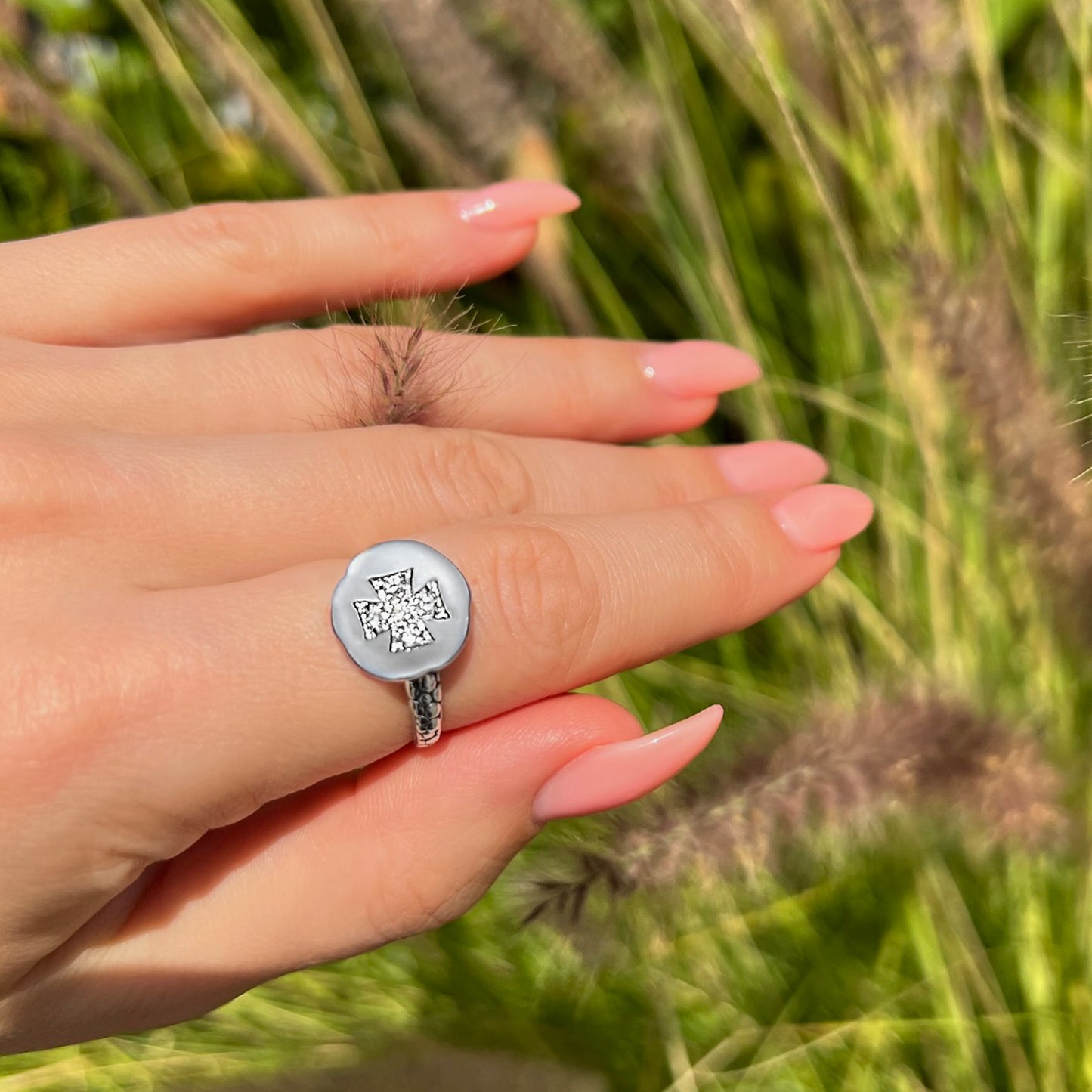 Anillo con sello de cruz cristiana