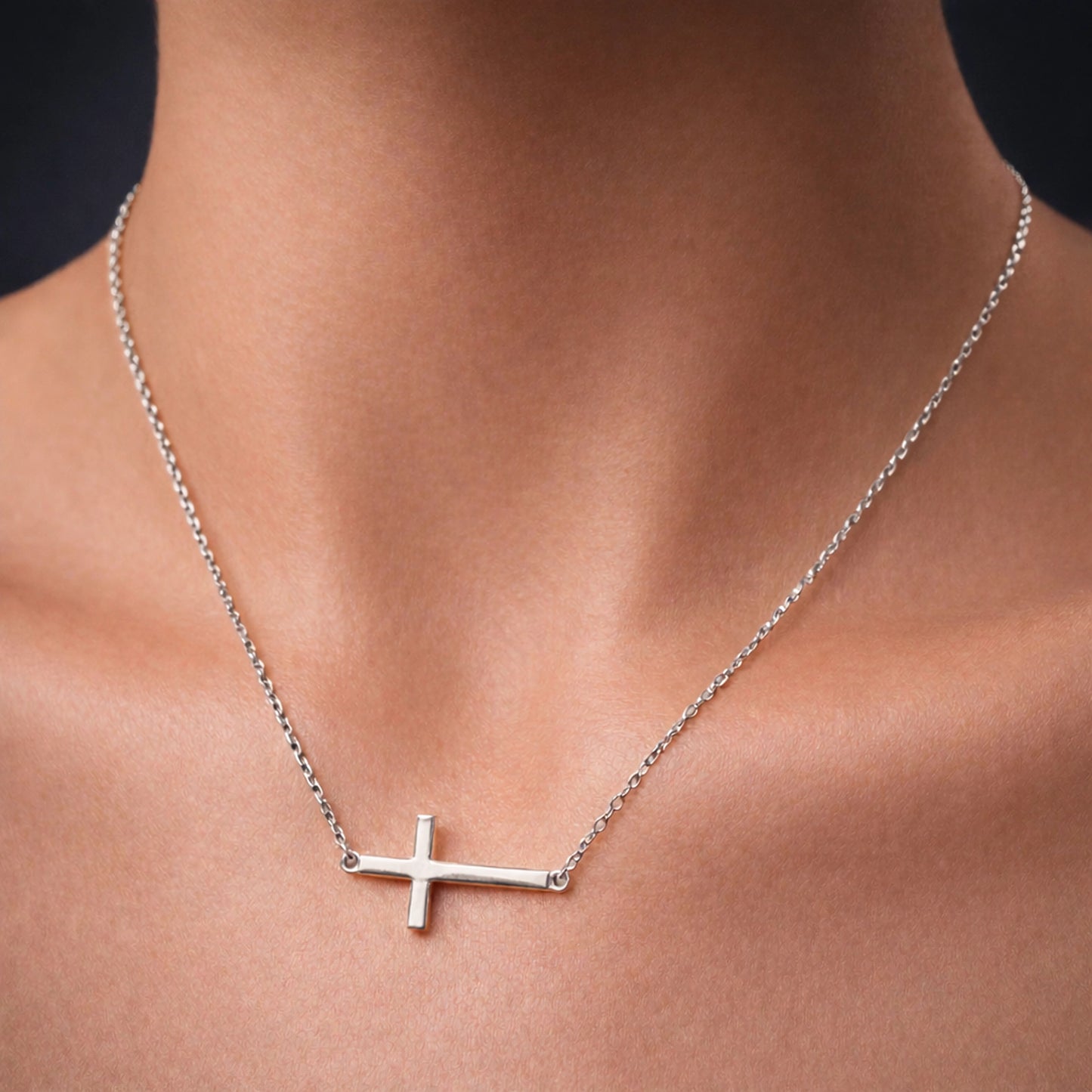 Collar delicado con cruz lateral