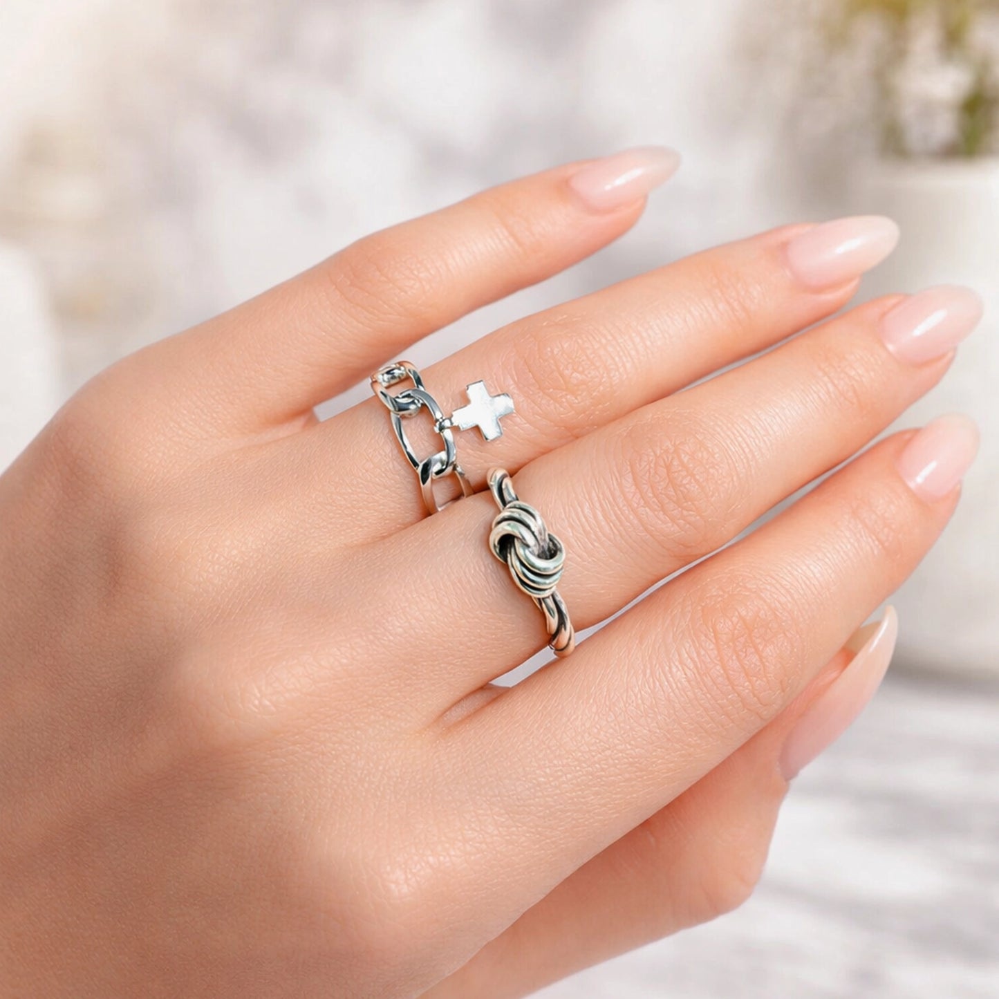 Anillo de cadena de eslabones con dije de cruz colgante