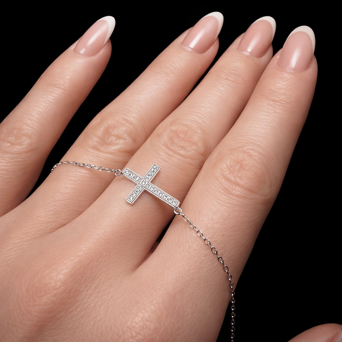 Collar de cruz lateral de plata de ley con circonitas