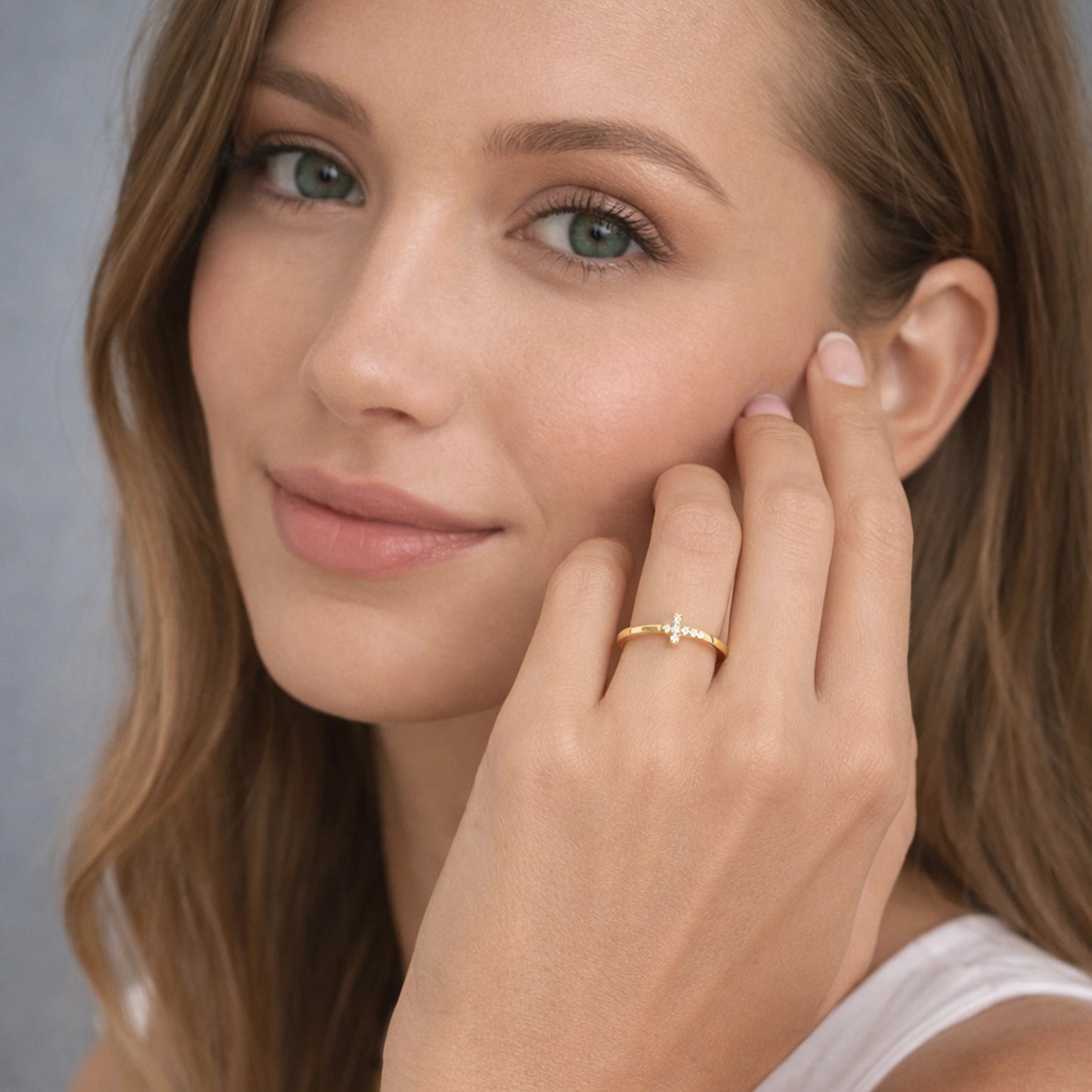 Anillo pequeño con cruz pavé lateral