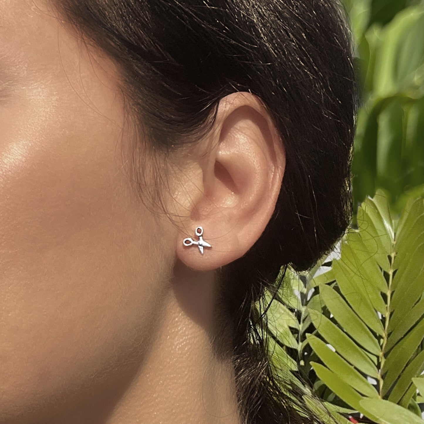 Pendientes de botón con pequeñas tijeras