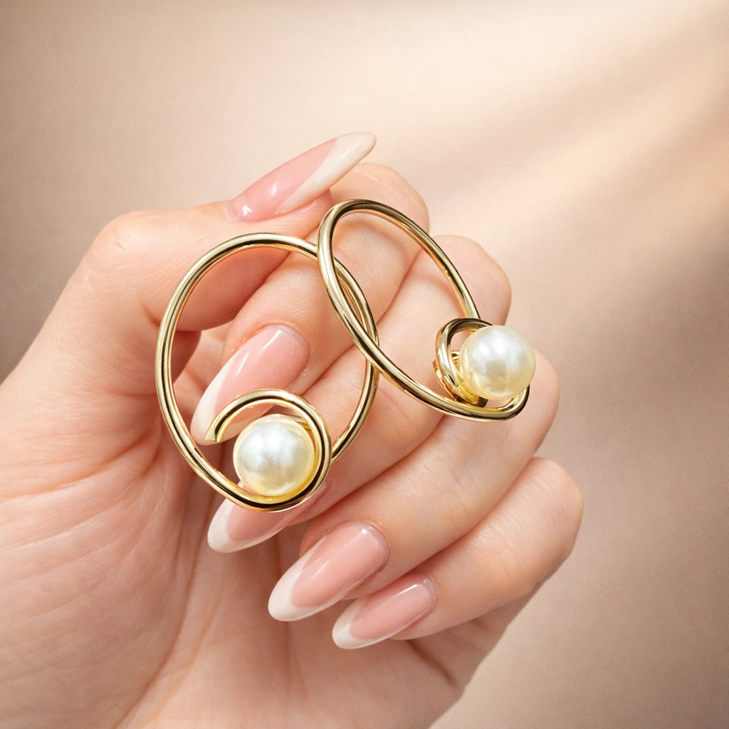 Pendientes de aro dorados con perla blanca