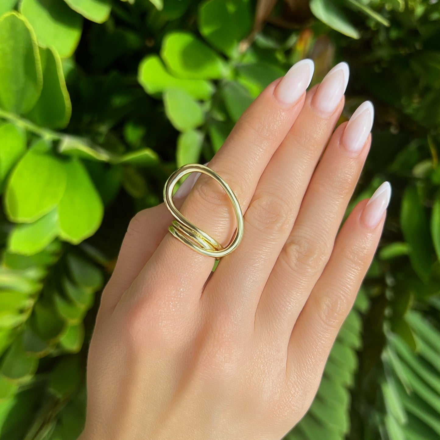 Anillo llamativo de círculo retorcido