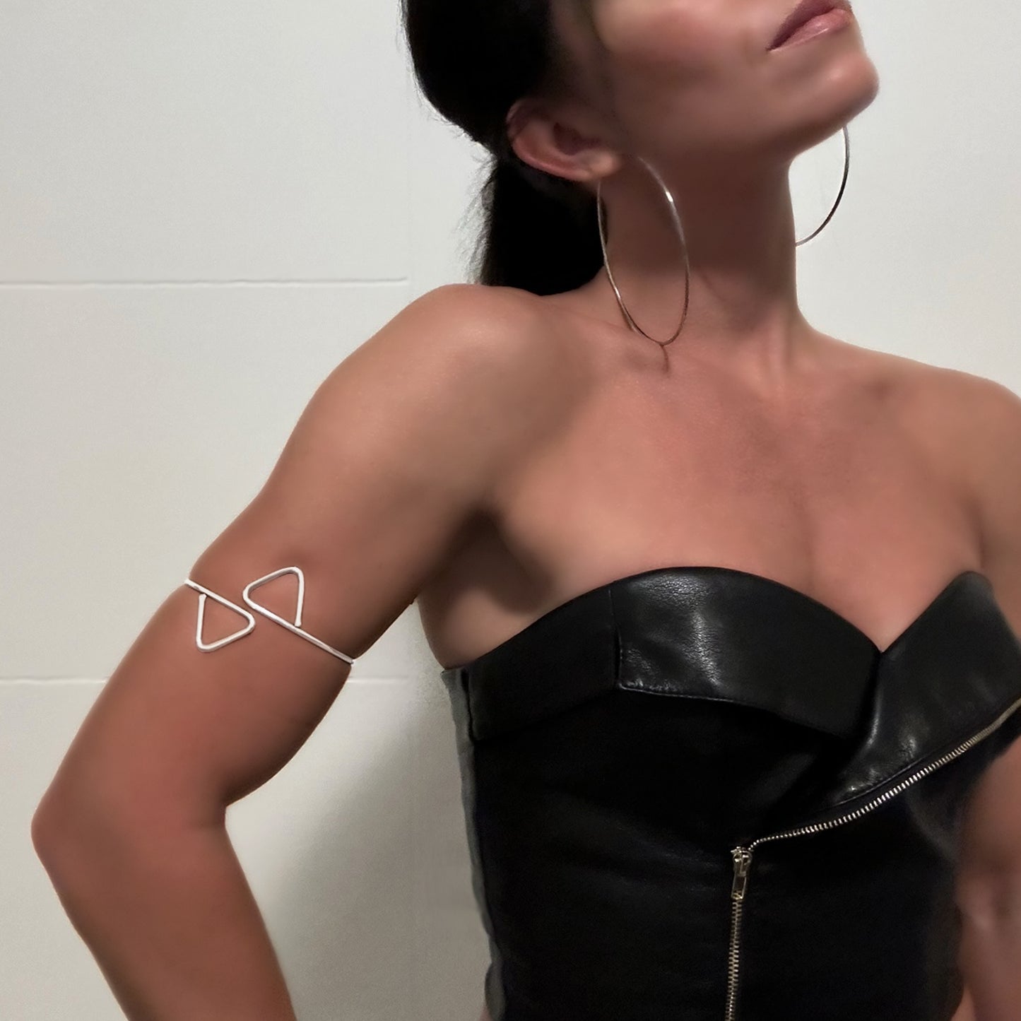 Adjustable Geometric Armlet with Two Symmetrical Triangles
