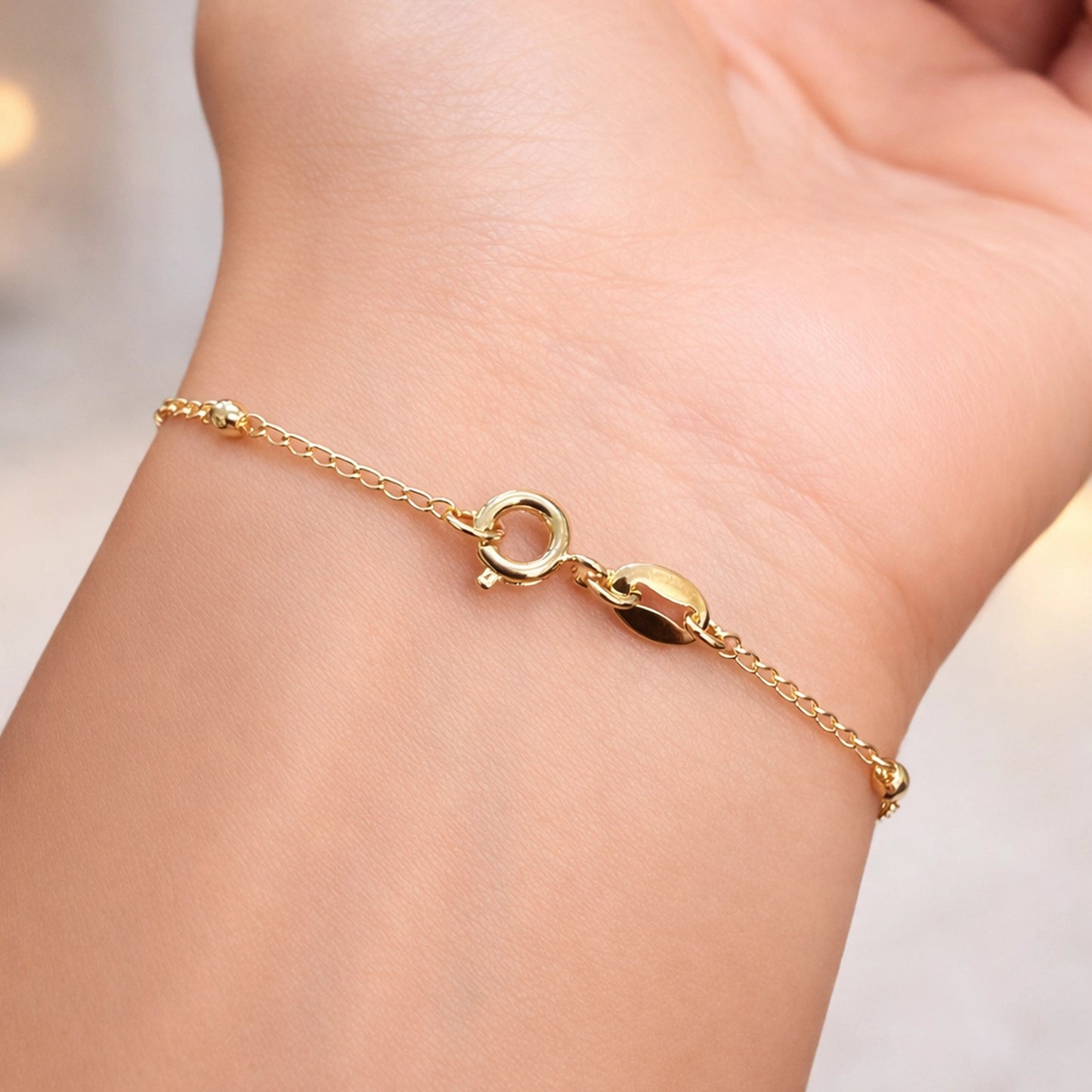 Pulsera delicada de rosario bañada en oro de 18 quilates