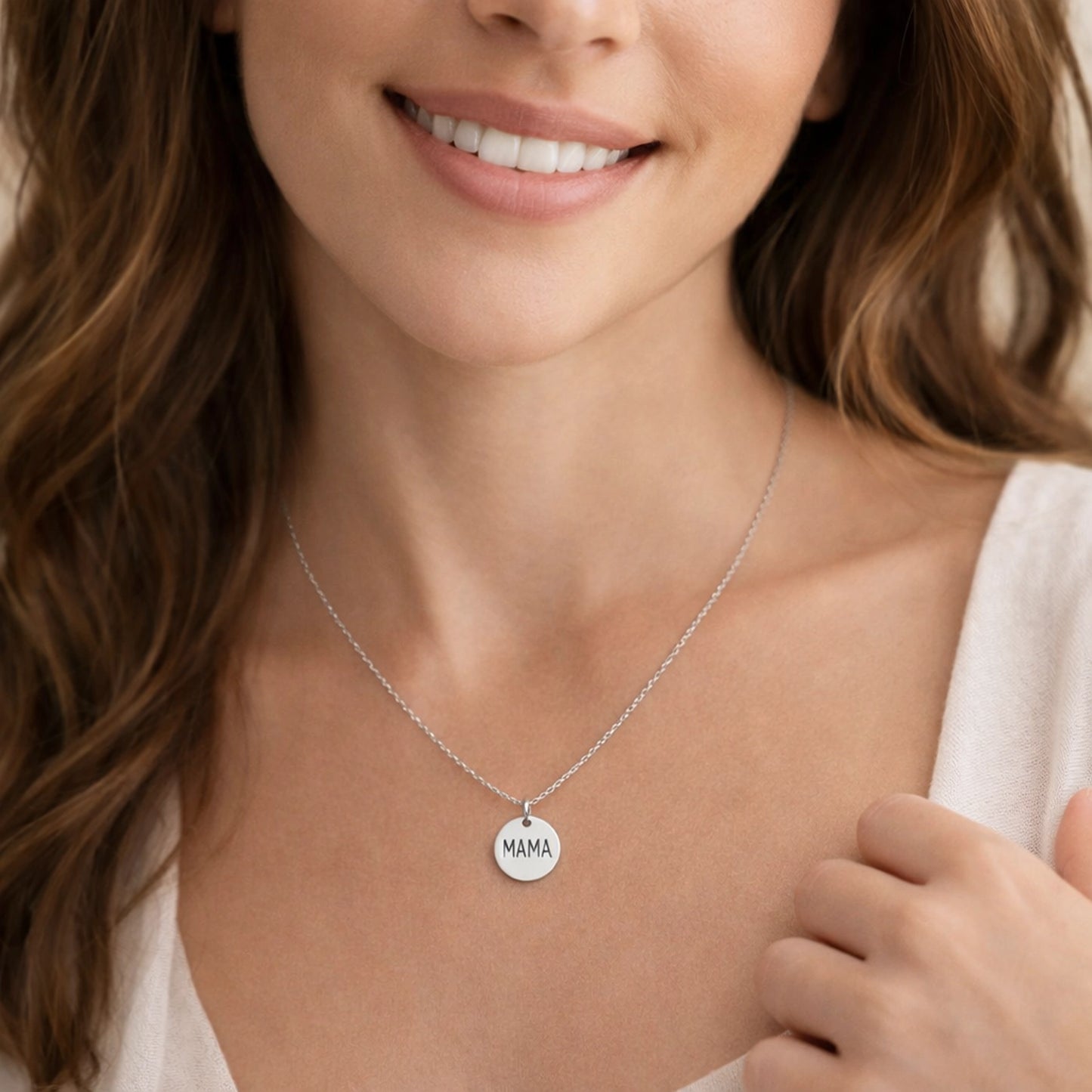 Collar redondo con dije grabado de la palabra "Mamá" y dije de inicial personalizado