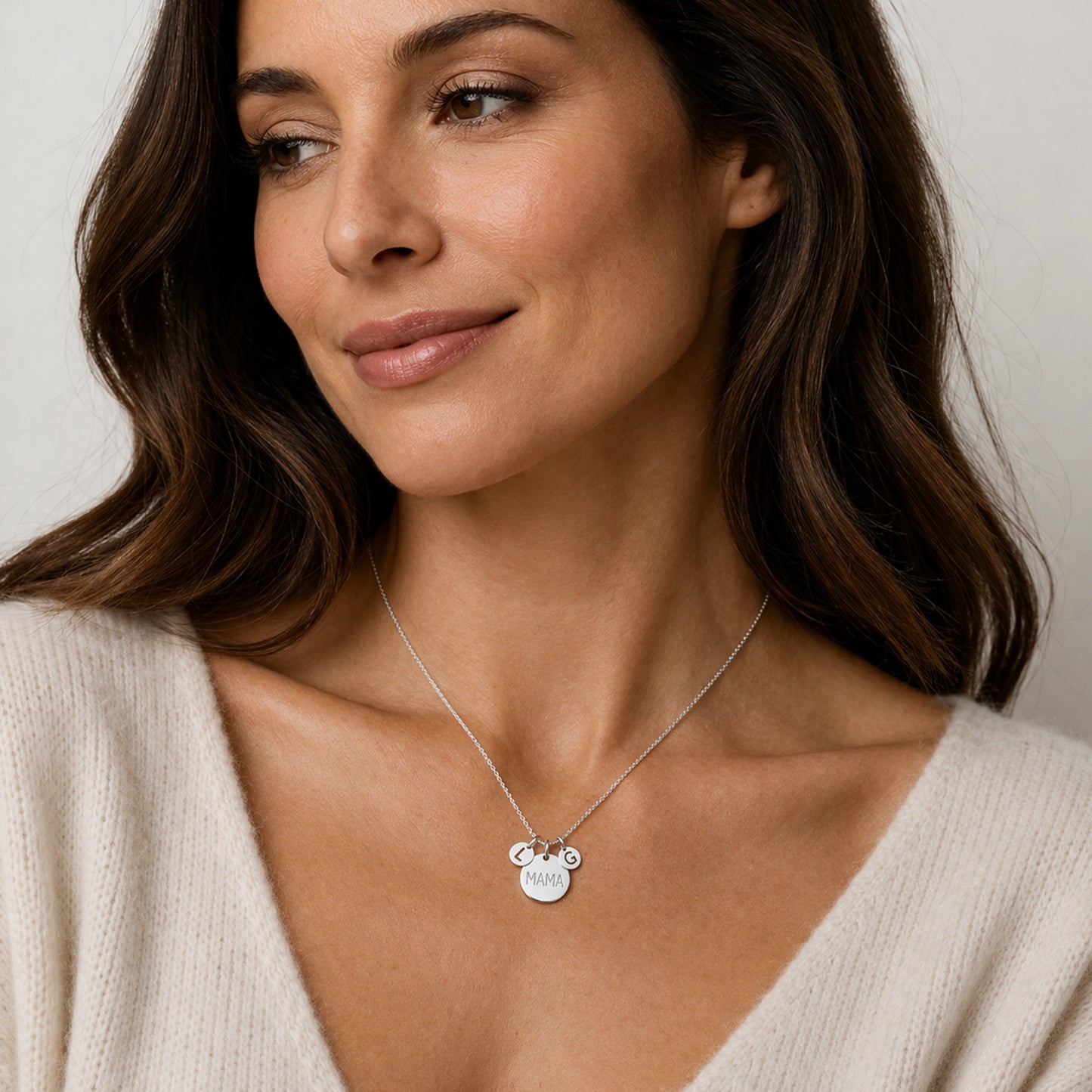 Collar redondo con dije grabado de la palabra "Mamá" y dije de inicial personalizado