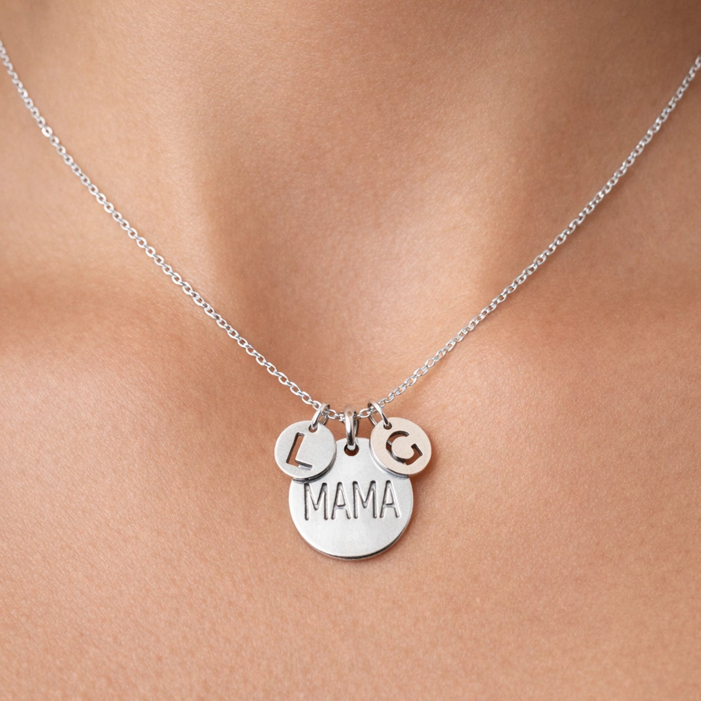 Collar redondo con dije grabado de la palabra "Mamá" y dije de inicial personalizado