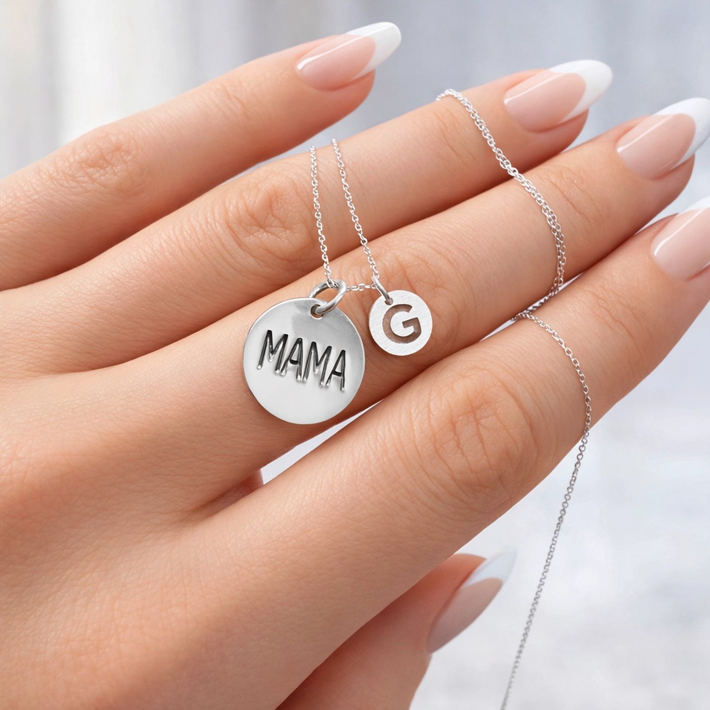 Collar redondo con dije grabado de la palabra "Mamá" y dije de inicial personalizado