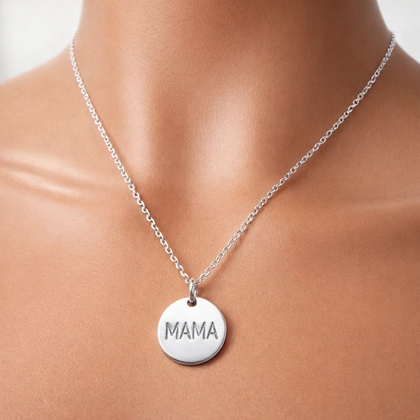 Collar redondo con dije grabado de la palabra "Mamá" y dije de inicial personalizado