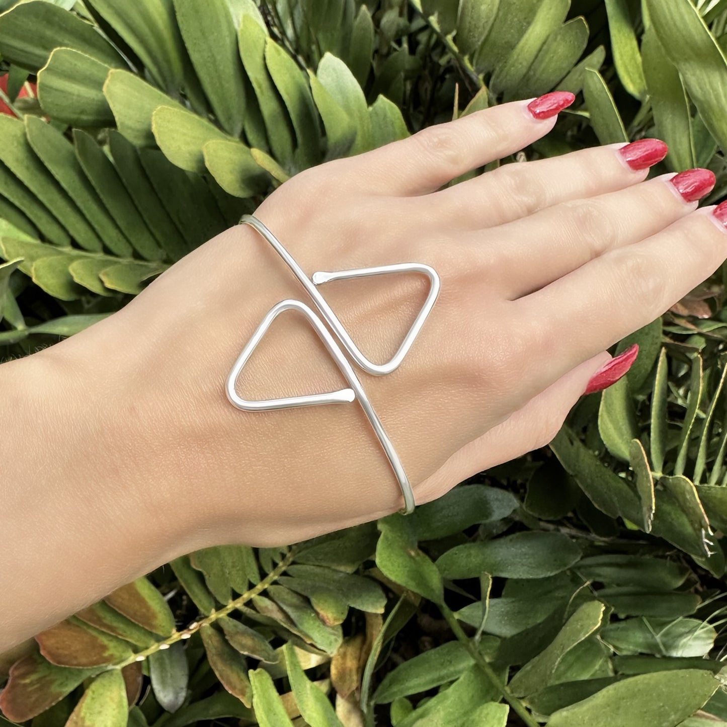 Adjustable Geometric Armlet with Two Symmetrical Triangles