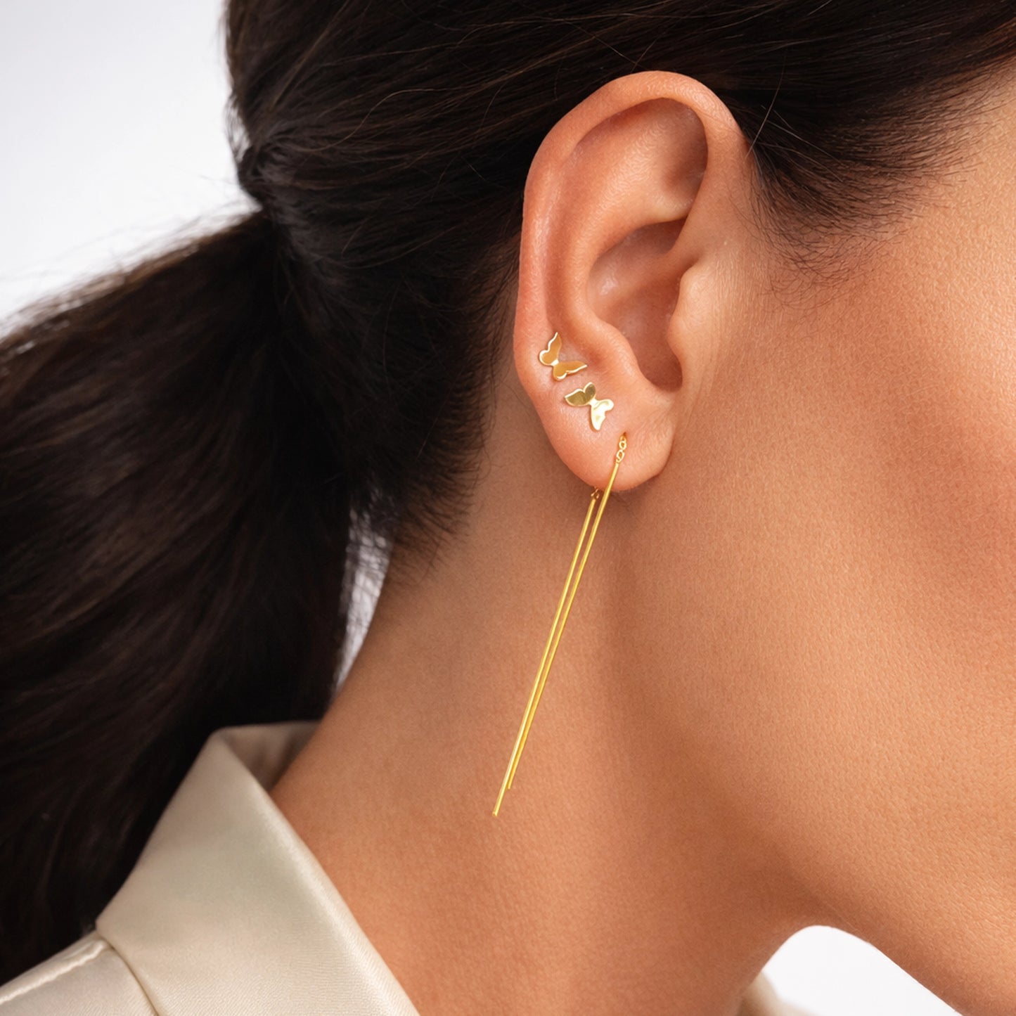 Elegantes pendientes de barra de oro con enhebrador