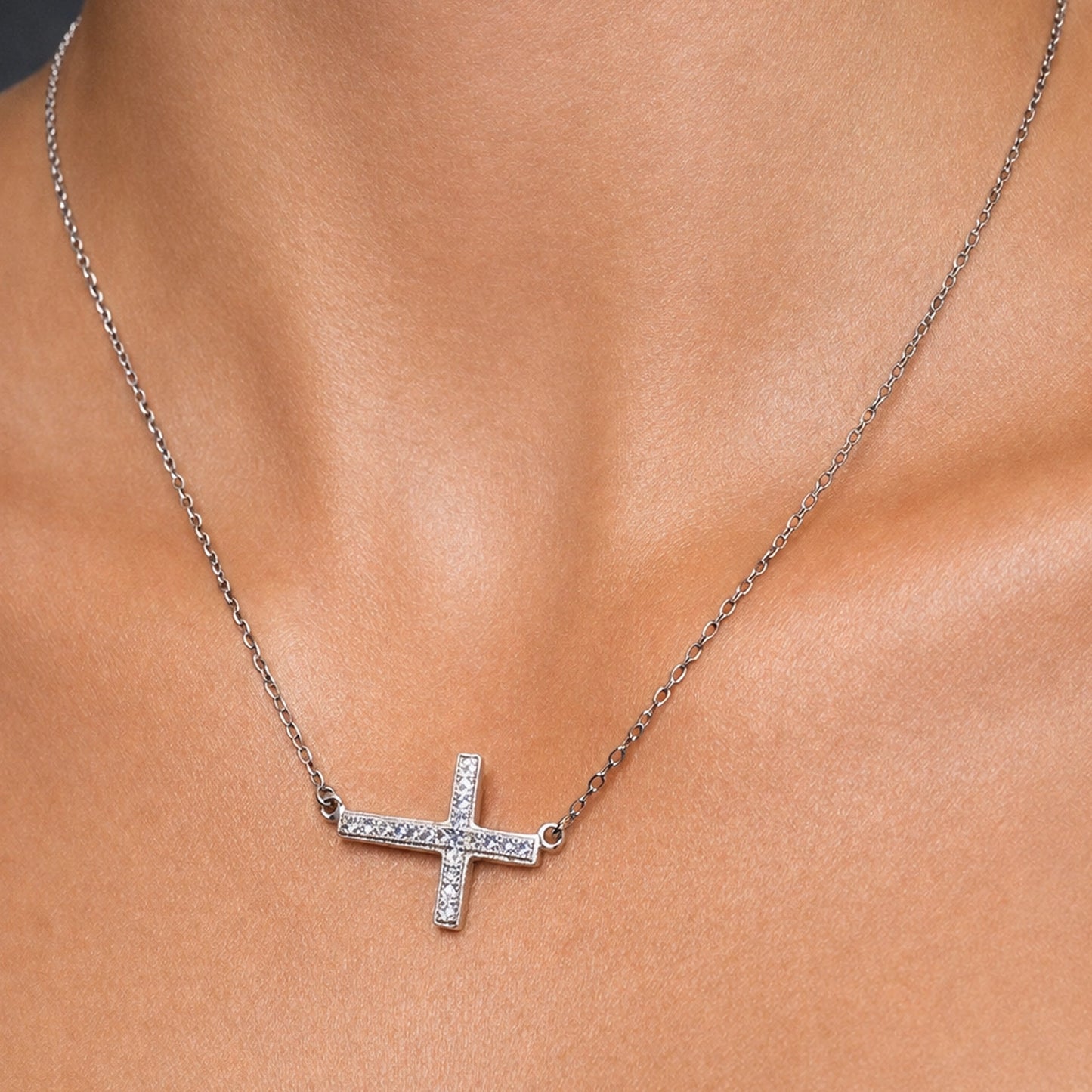 Collar de cruz lateral de plata de ley con circonitas