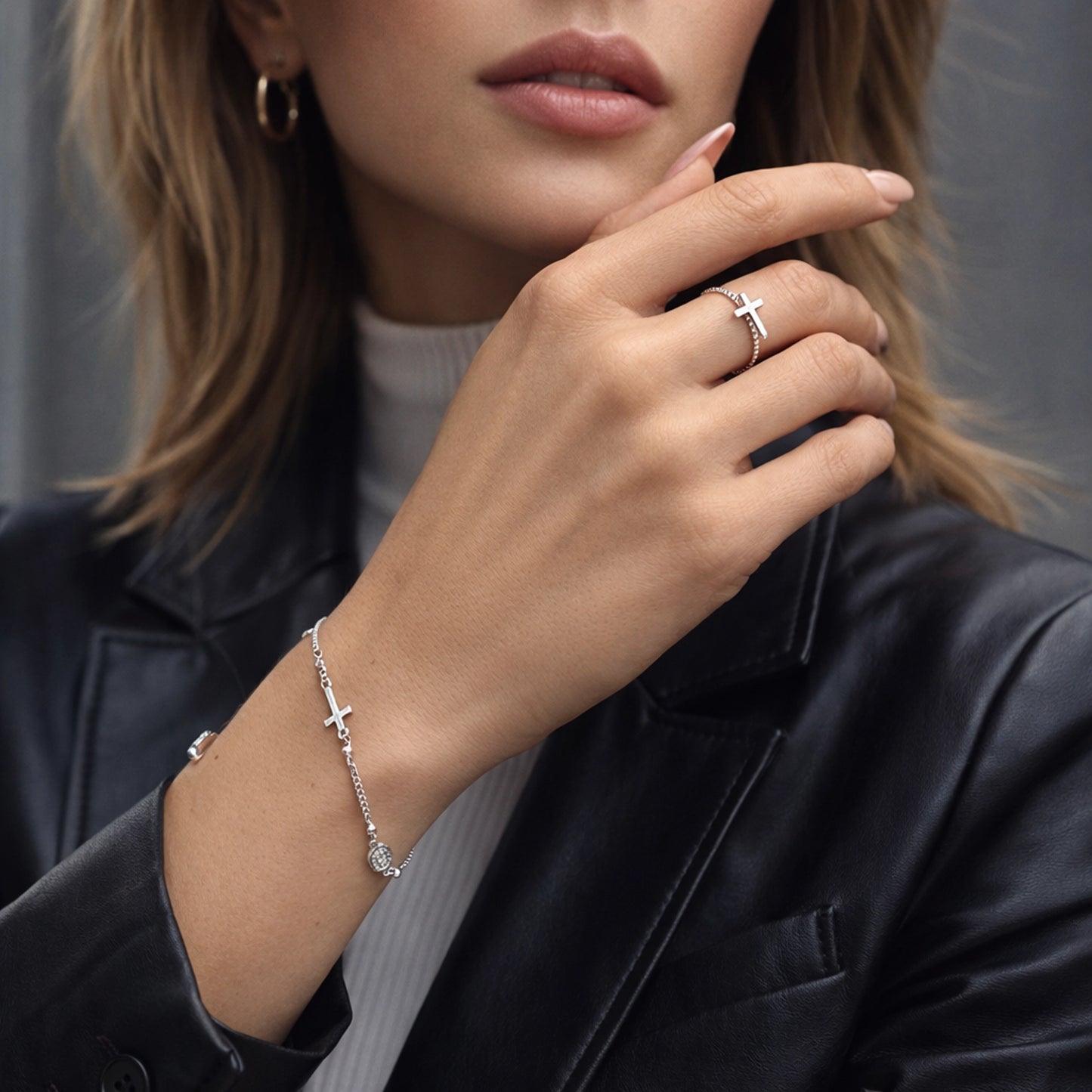 Anillo cruzado lateral con diseño de cuerda retorcida