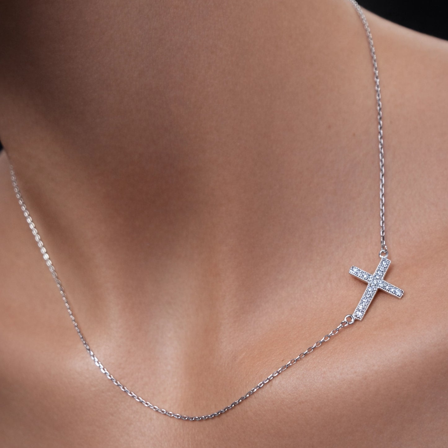 Collar de cruz lateral de plata de ley con circonitas