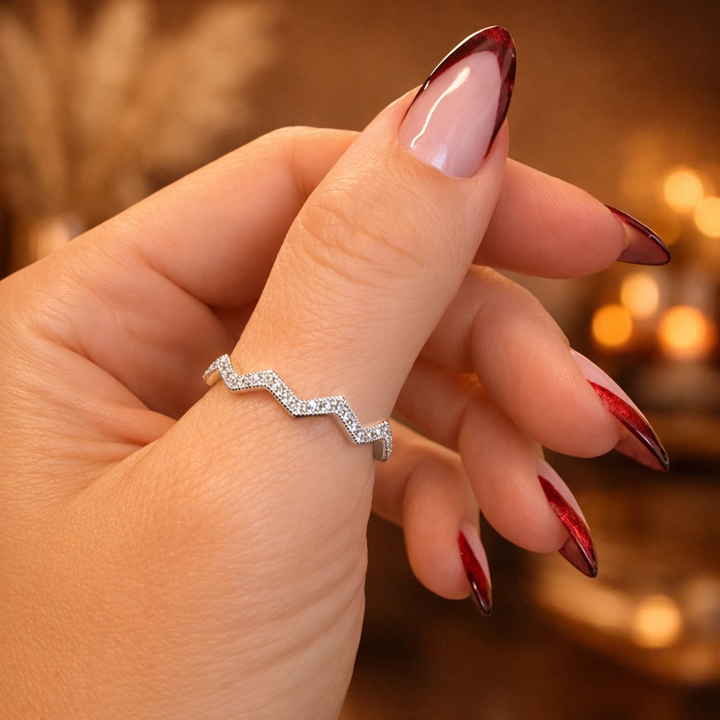 Anillo en zigzag con pavé de altos y bajos