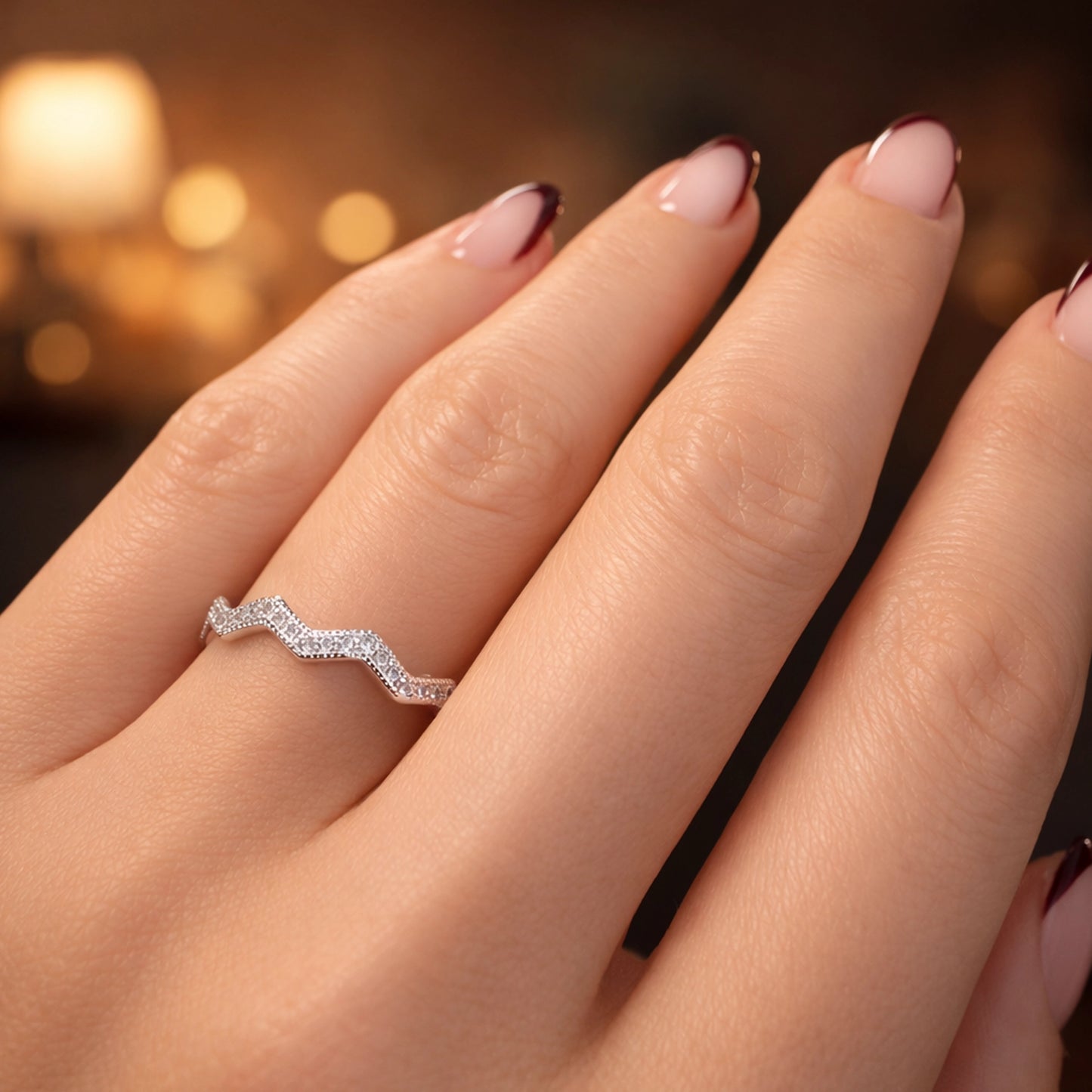 Anillo en zigzag con pavé de altos y bajos