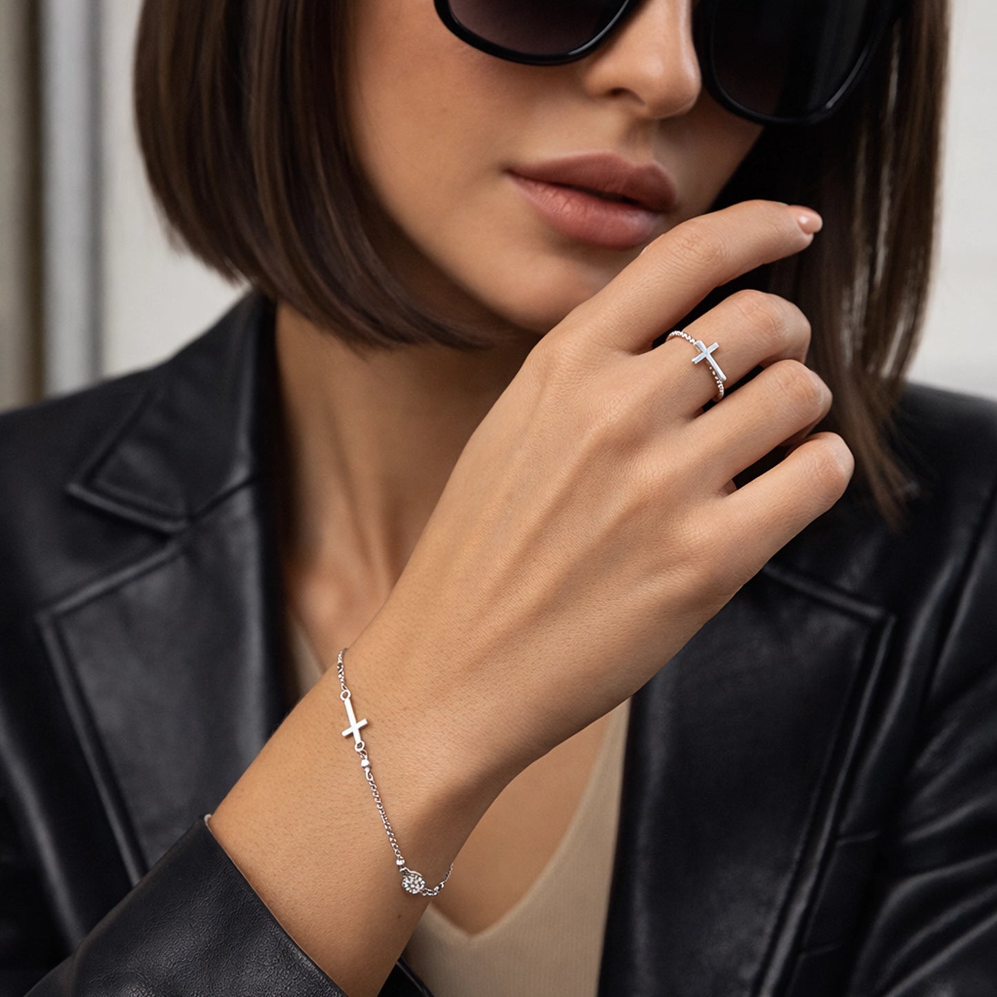 Anillo cruzado lateral con diseño de cuerda retorcida