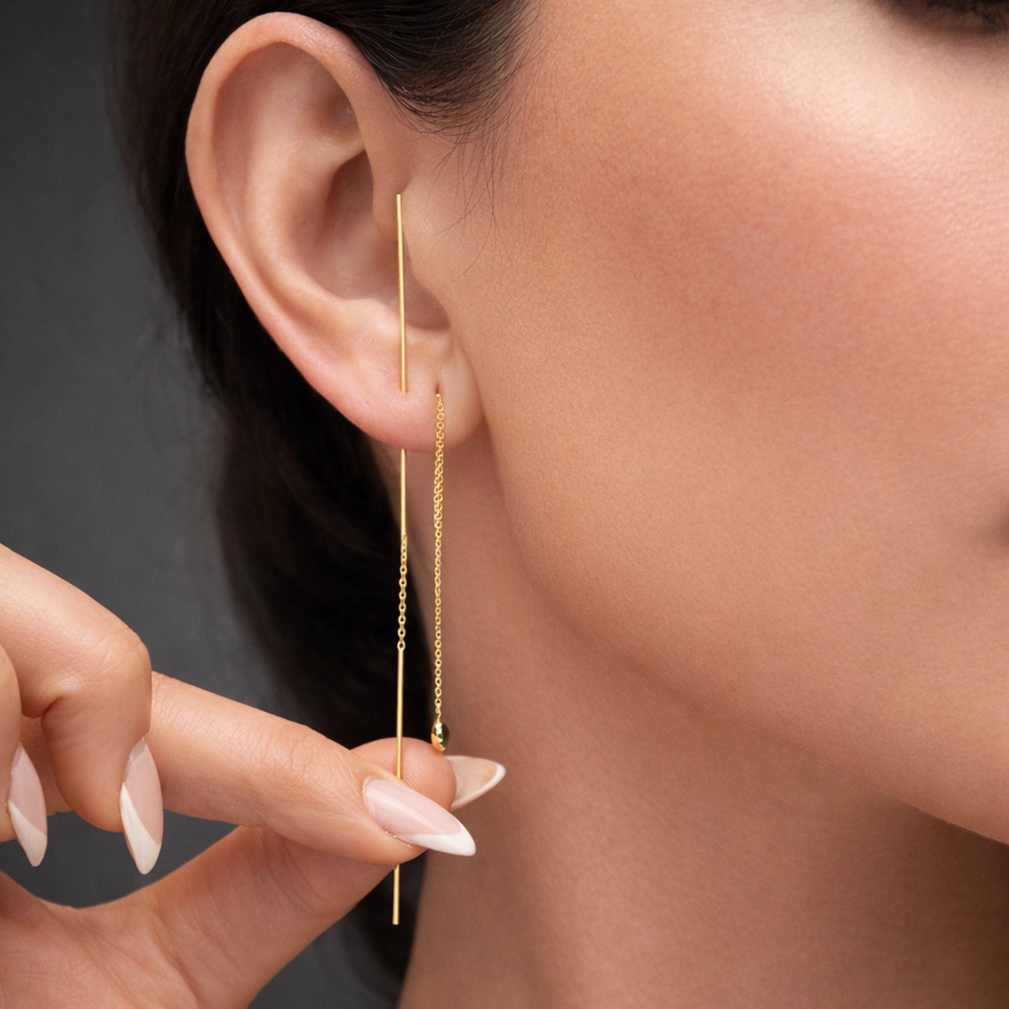 Elegantes pendientes de barra de oro con enhebrador