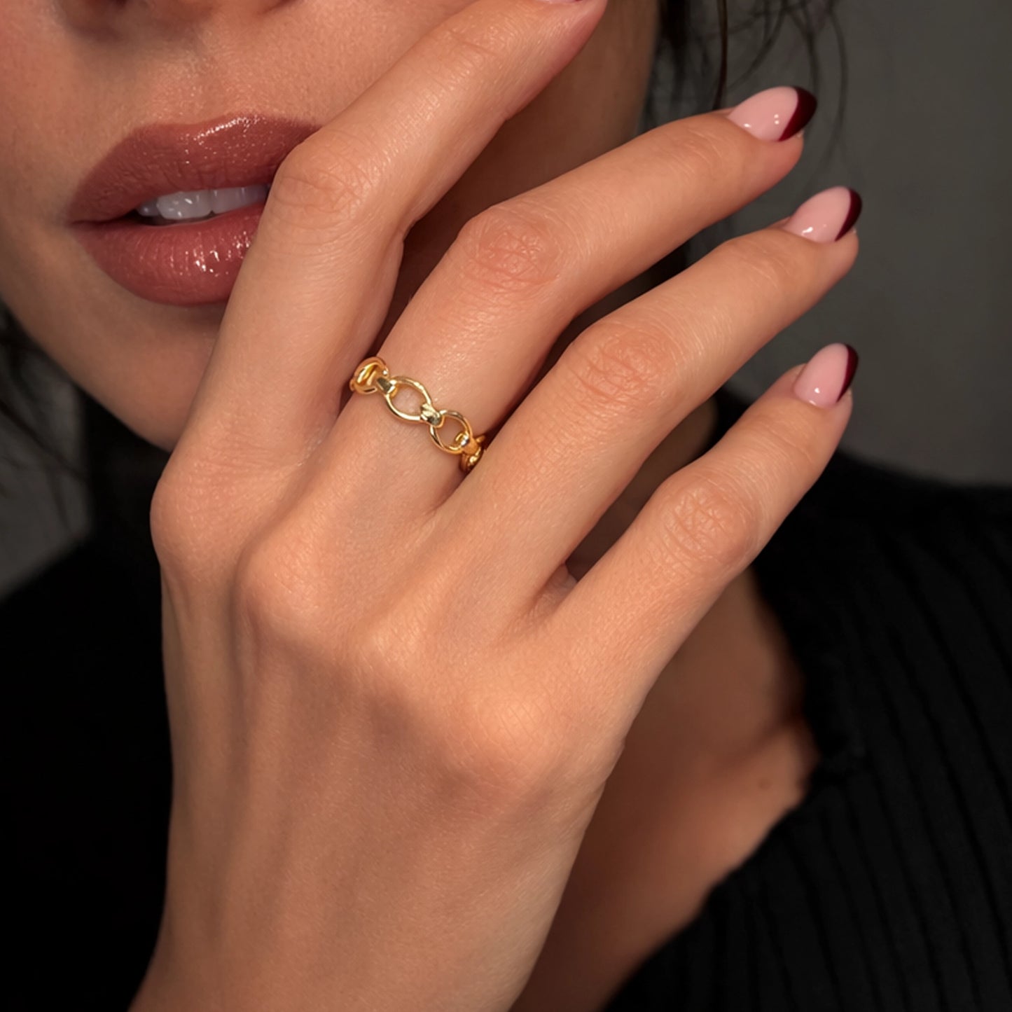 Anillo de eslabones de cadena ajustable en tono dorado