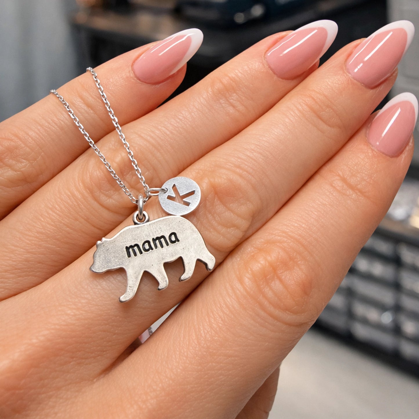 Collar con dije grabado de Mamá Osa