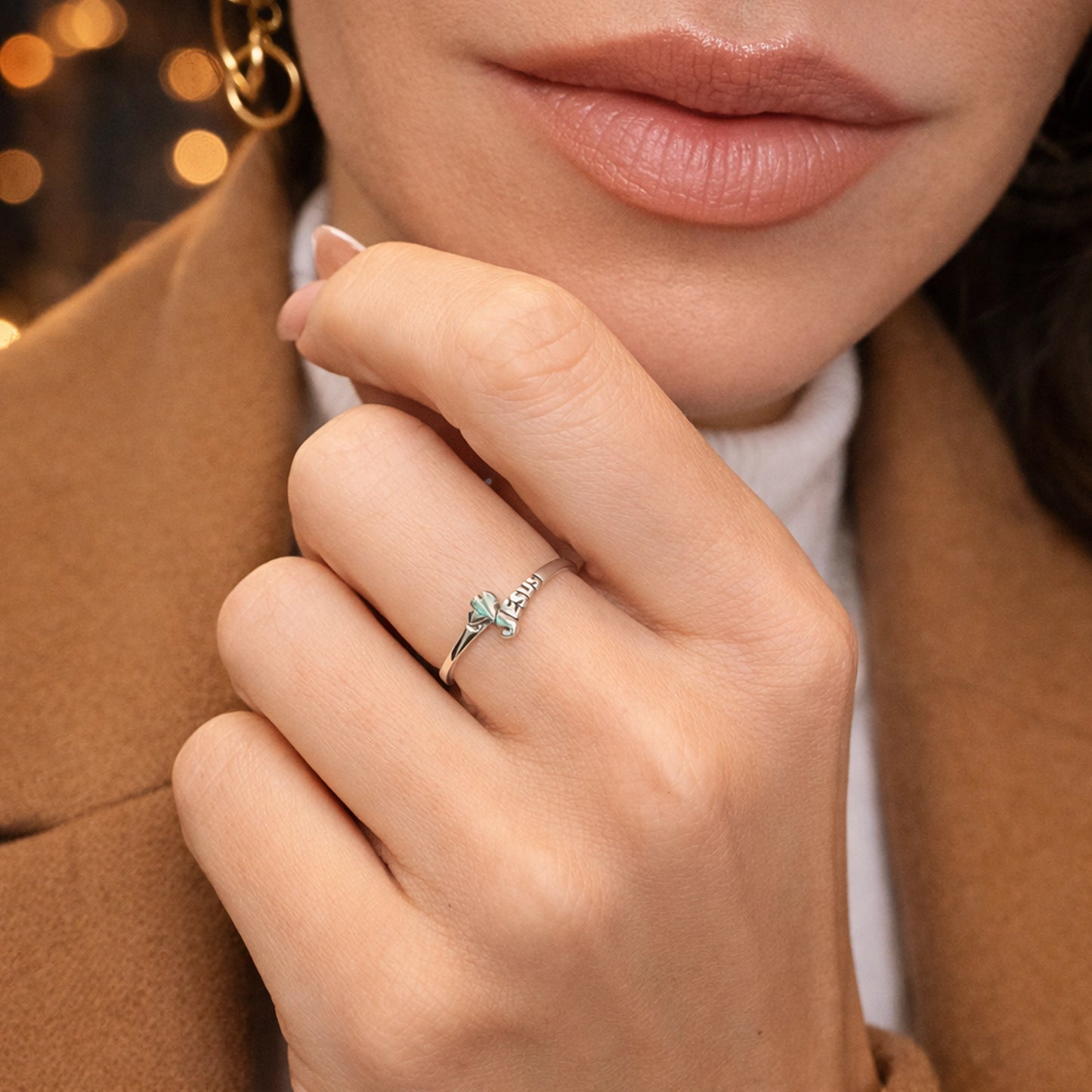 Anillo cristiano pequeño de Jesús y paloma