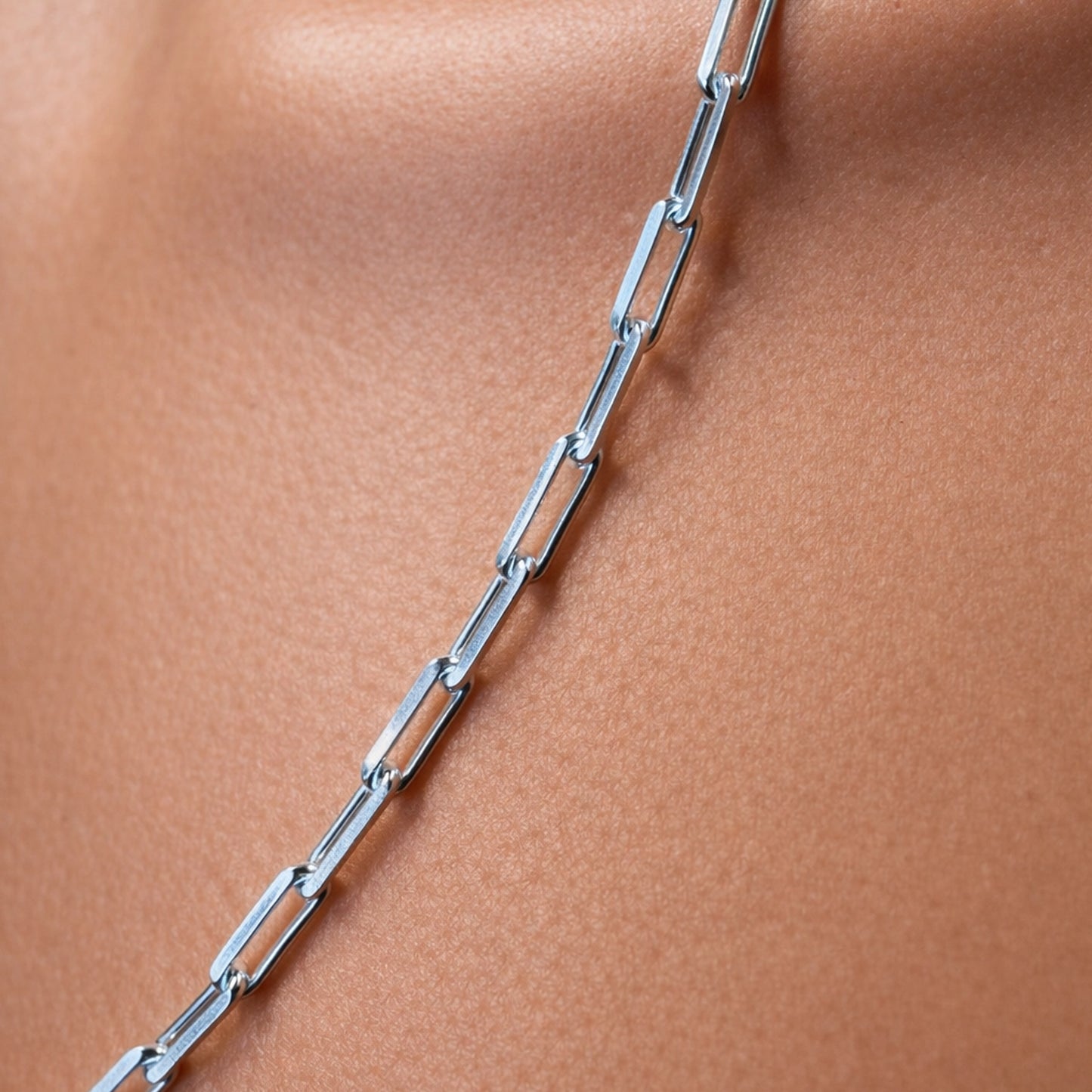 Collar con dije grabado de mamá y bebé oso en una elegante cadena con clip