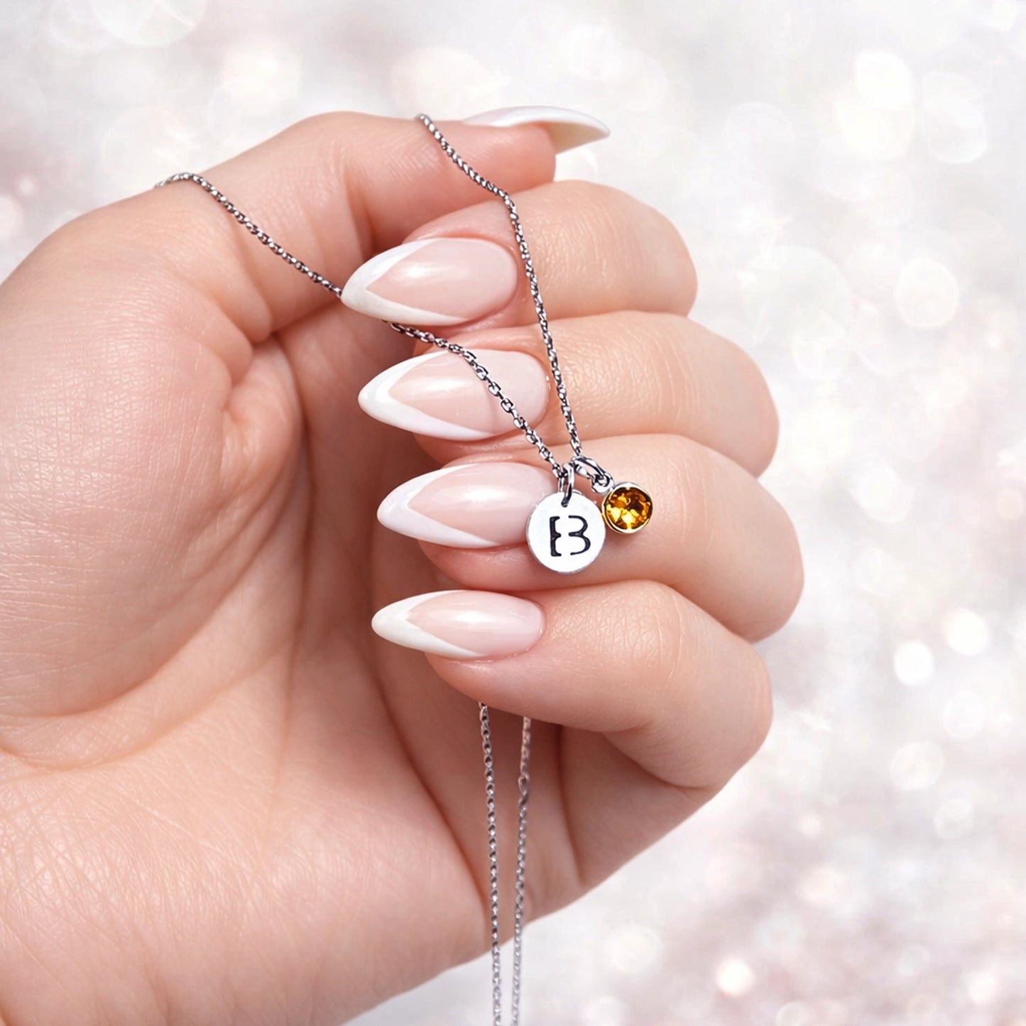 Collar solitario con piedra de nacimiento y dije de inicial redonda en plata de ley