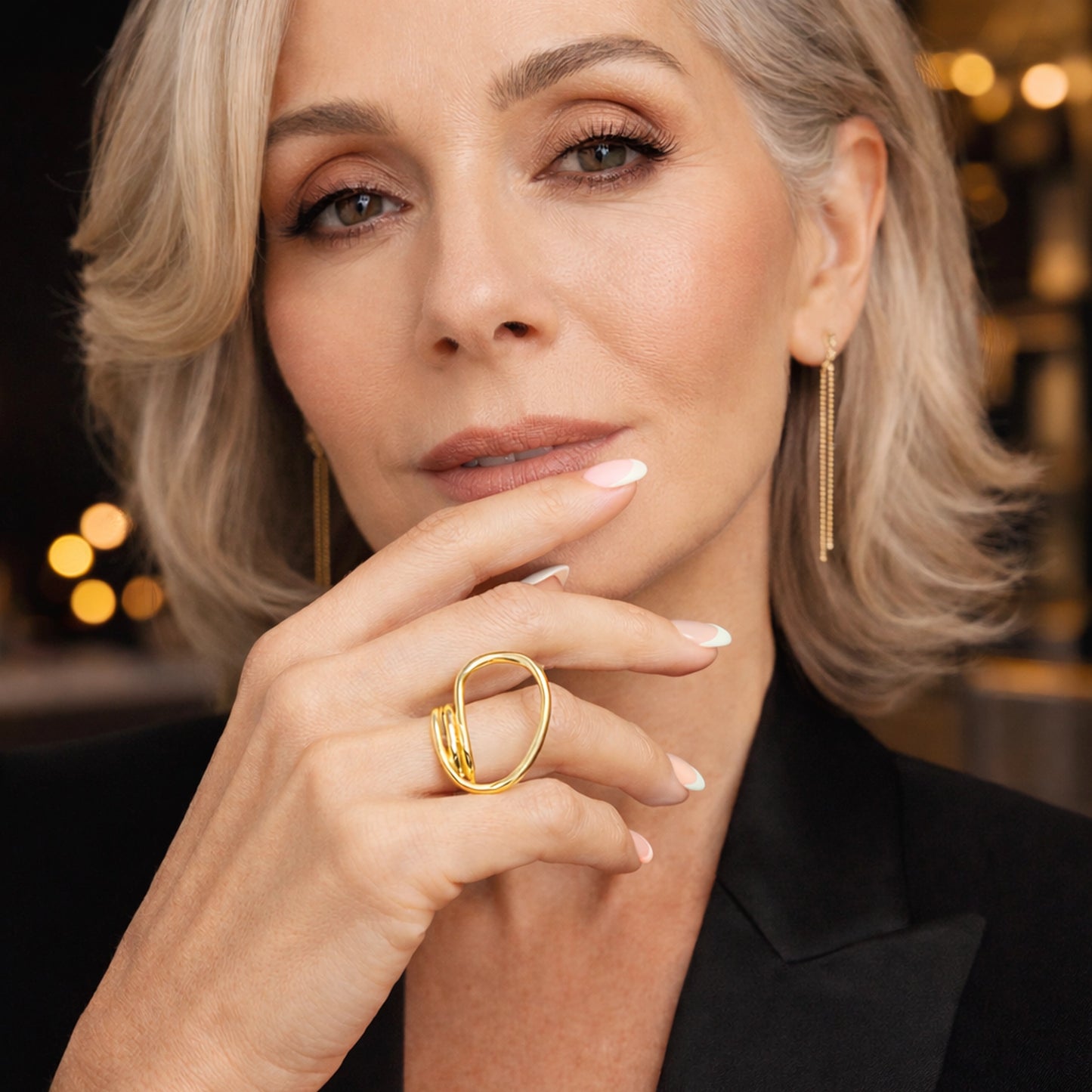 Anillo llamativo de círculo retorcido