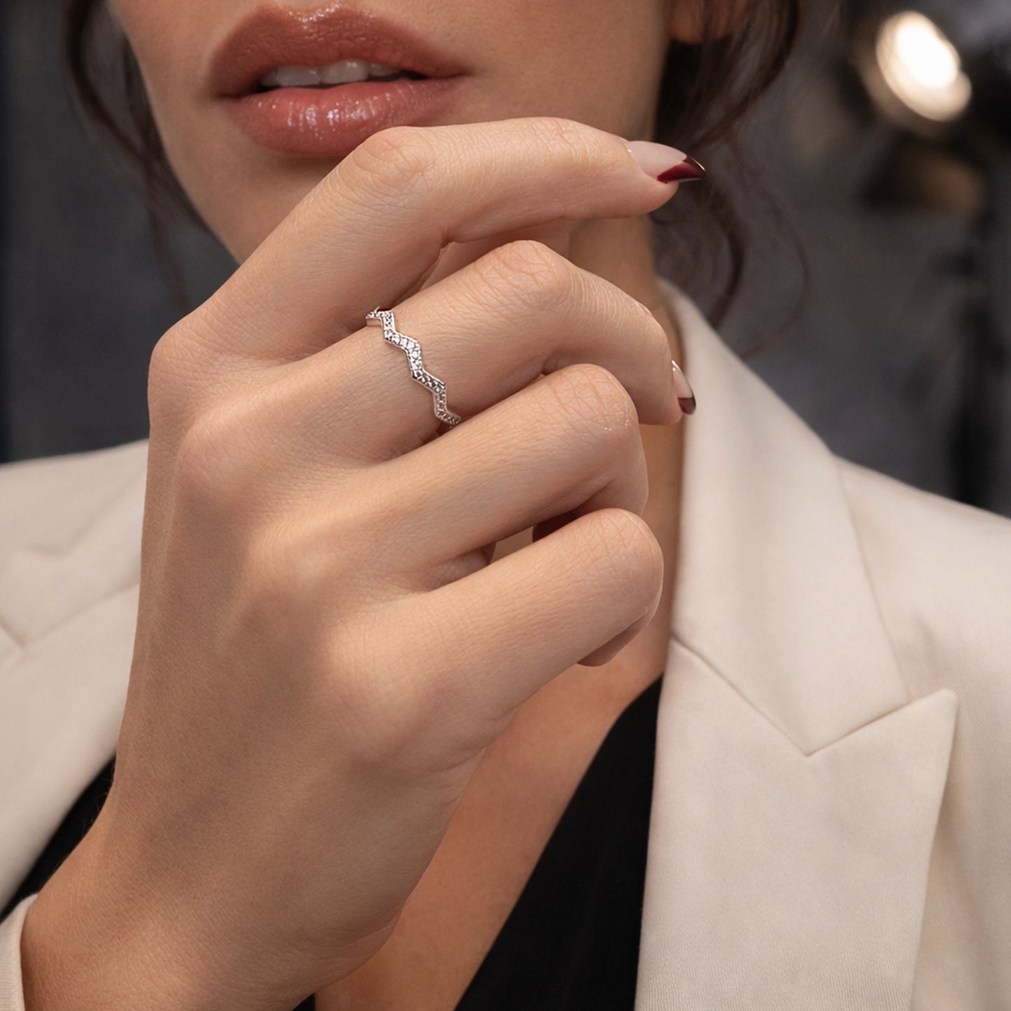 Anillo en zigzag con pavé de altos y bajos