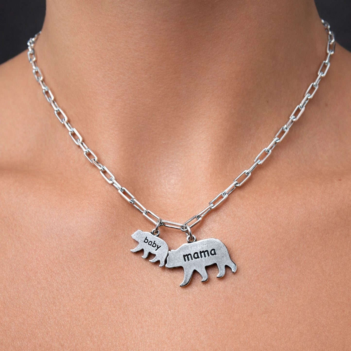Collar con dije grabado de mamá y bebé oso en una elegante cadena con clip