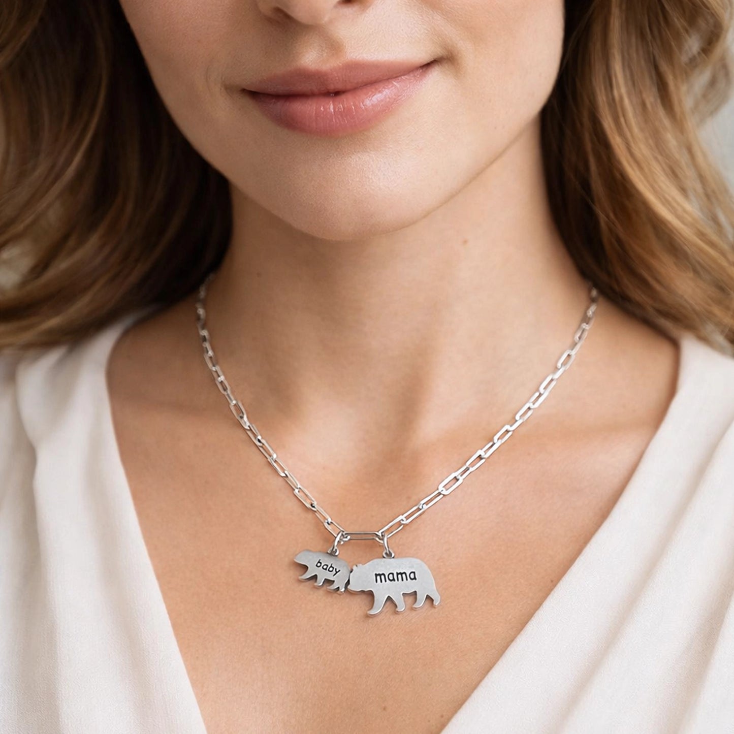 Collar con dije grabado de mamá y bebé oso en una elegante cadena con clip