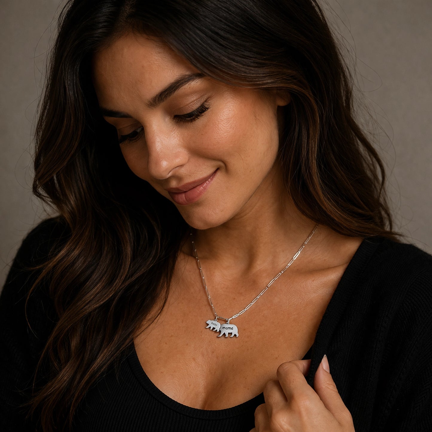 Collar con dije grabado de mamá y bebé oso en una elegante cadena con clip