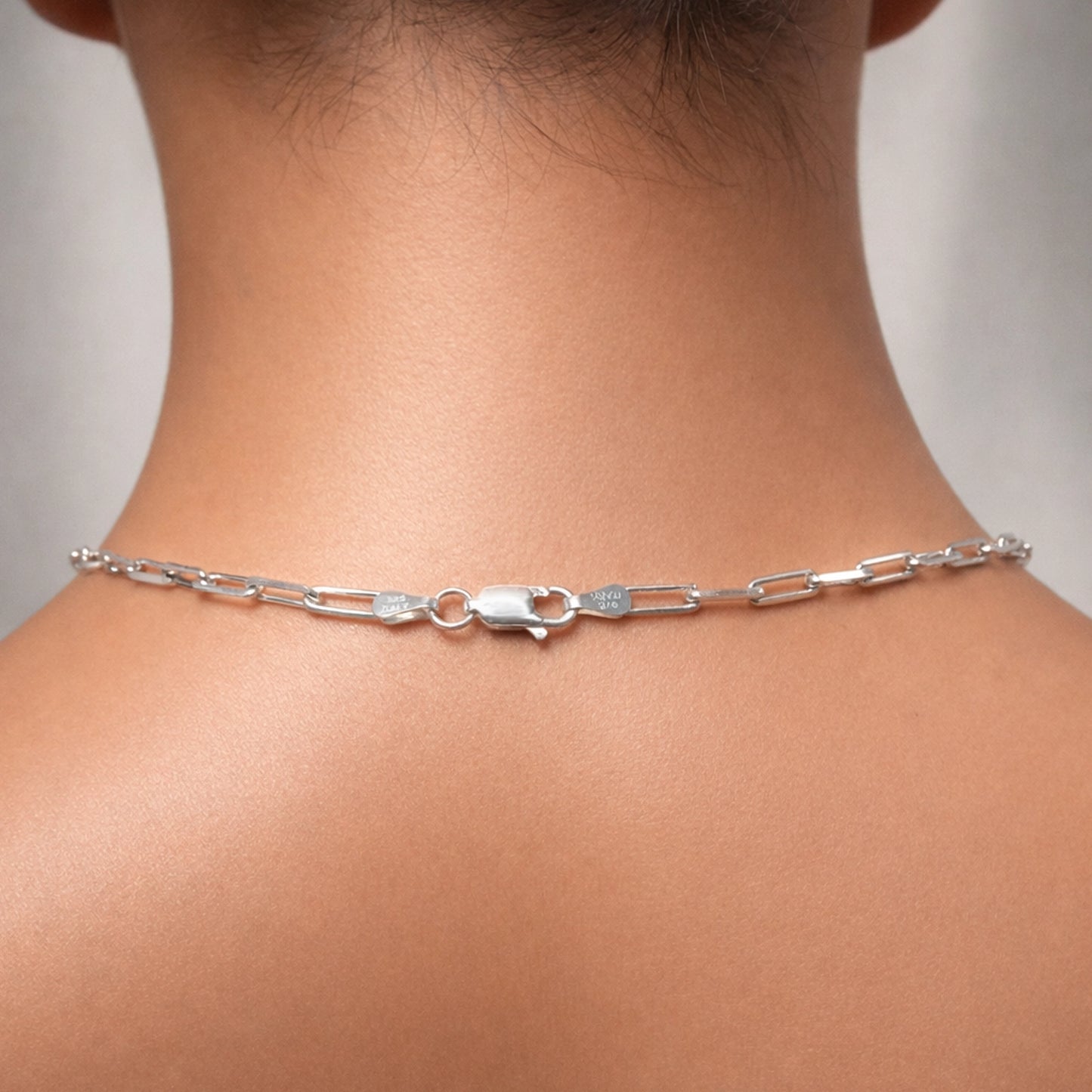 Collar con dije grabado de mamá y bebé oso en una elegante cadena con clip