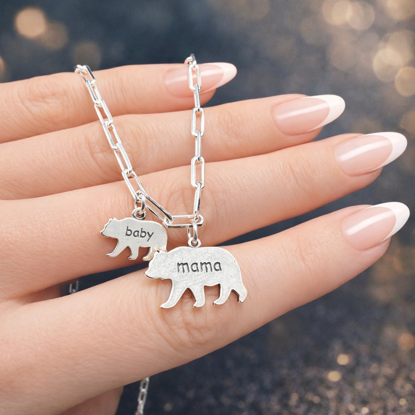 Collar con dije grabado de mamá y bebé oso en una elegante cadena con clip